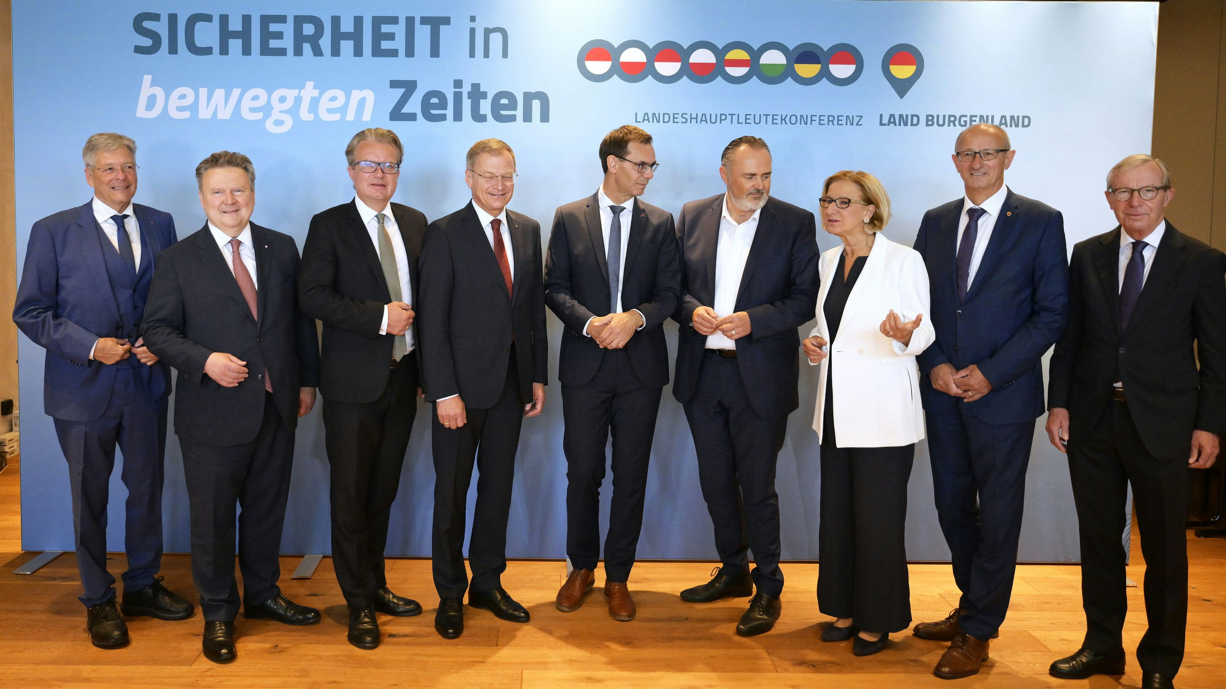 Download von www.picturedesk.com am 04.12.2023 (17:44).  ABD0045_20230607 - ANDAU - ÖSTERREICH: (v.L.n.R.) - Die Landeshauptleute Peter Kaiser (Kärnten), Michael Ludwig (Wien), Christopher Drexler (Steiermark), Thomas Stelzer (Oberösterreich), Markus Wallner (Vorarlberg), Hans Peter Doskozil (Burgenland) und Johanna Mikl-Leitner (Niederösterreich) Anton Mattle(Tirol) und Wilfried Haslauer (Salzburg) im Rahmen der Landeshauptleutekonferenz am Mittwoch, 7. Juni 2023, in Andau. - FOTO: APA/ROBERT JAEGER - 20230607_PD1166 - Rechteinfo: Rights Managed (RM)