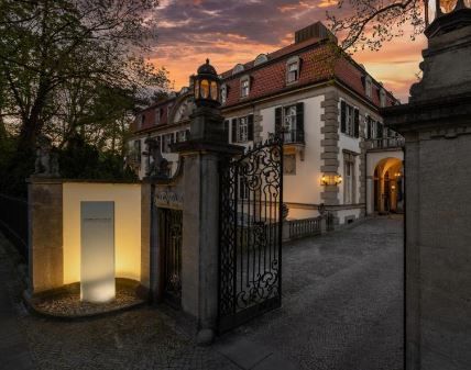 Schlosshotel Berlin: 5-Sterne-Luxus, Lagerfeld-Design und nur 20 Minuten ins Stadion.