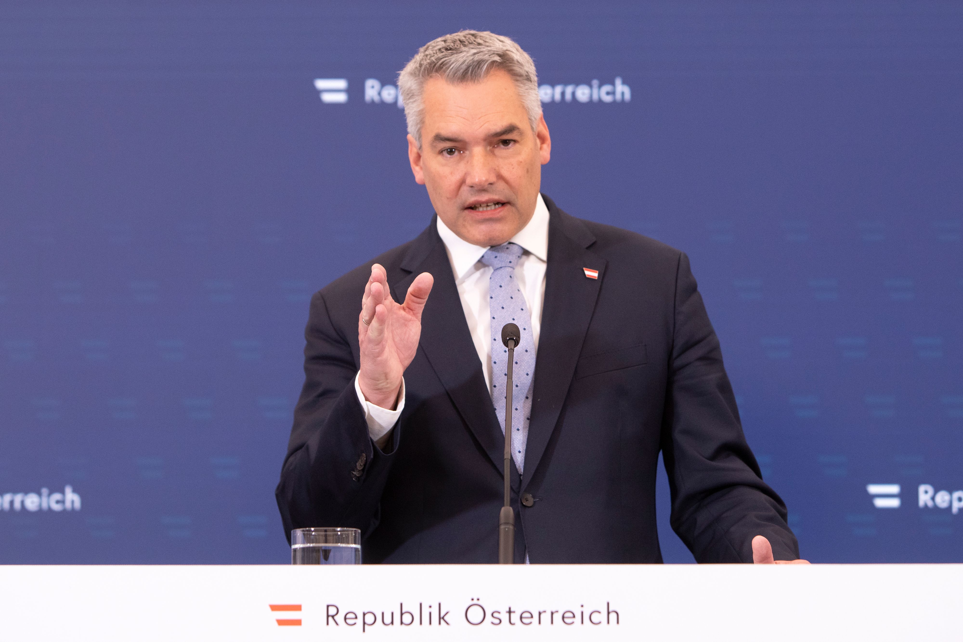 Bundeskanzler Karl Nehammer begrüßt das Vorgehen der Justiz.