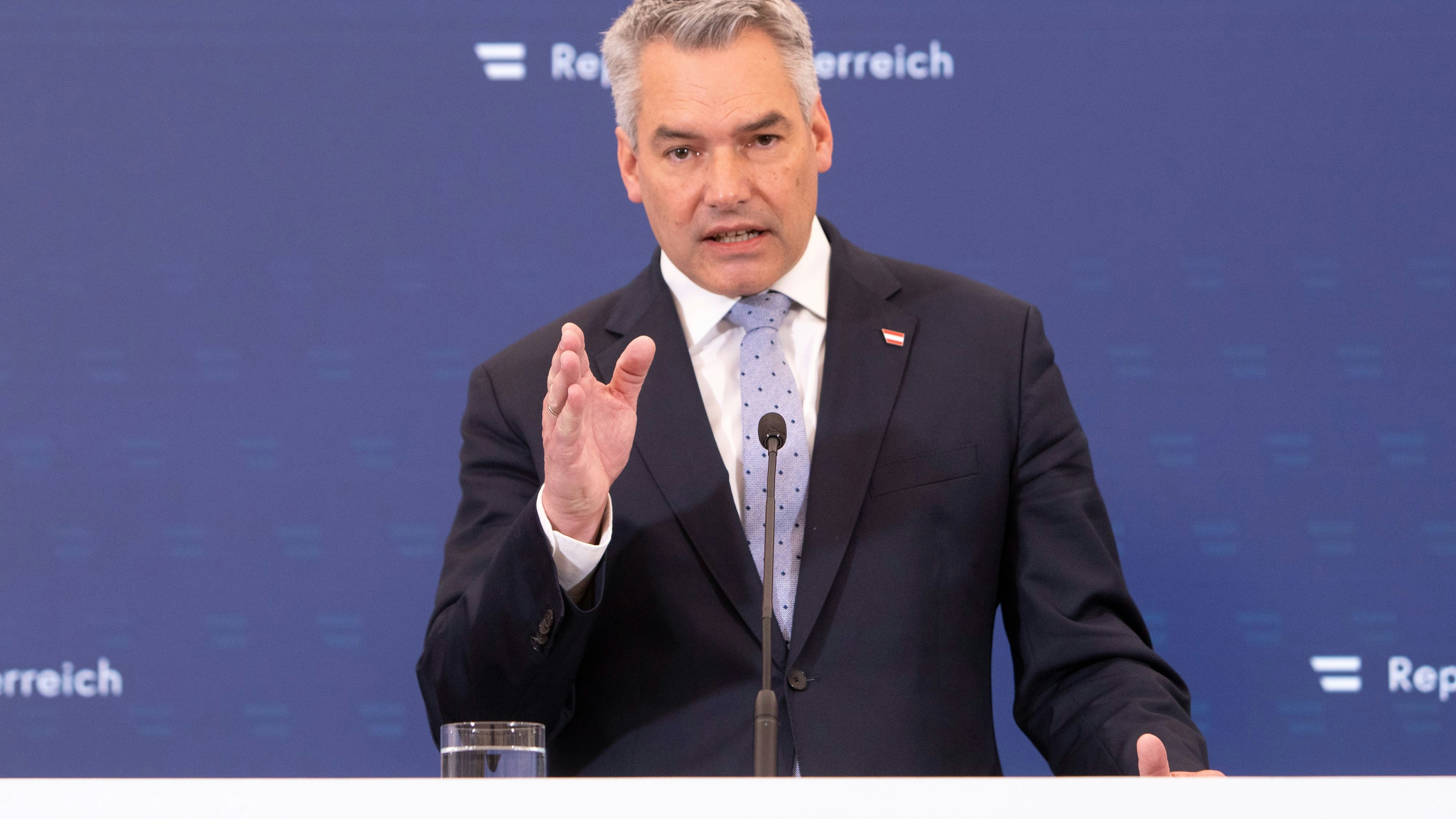 Bundeskanzler Karl Nehammer begrüßt das Vorgehen der Justiz.