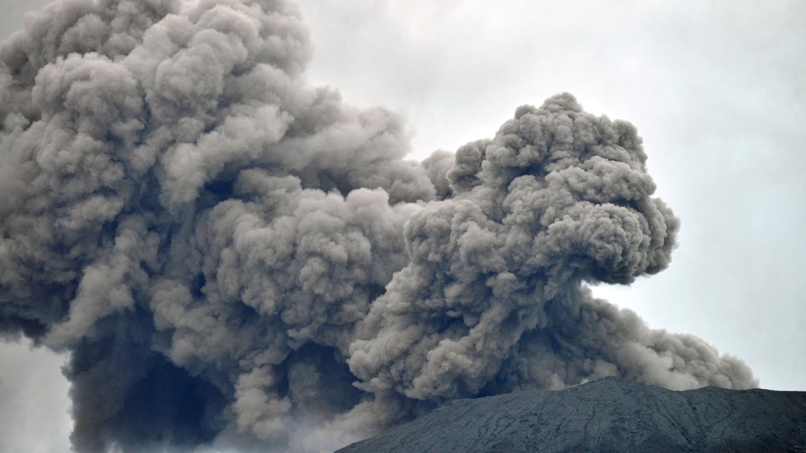 Bei einem Vulkanausbruch auf Sumatra sind mindestens 11 Personen ums Leben gekommen. 
