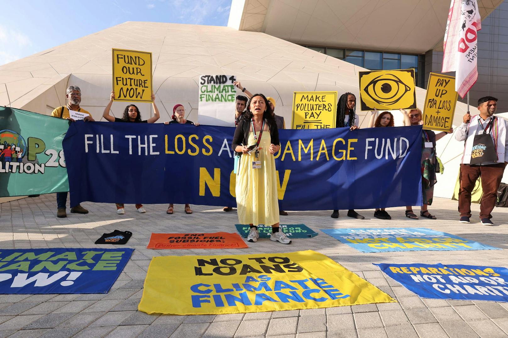 Aktivistinnen und Aktivisten protestieren am Rande der Weltklimakonferenz COP28 in Dubai.