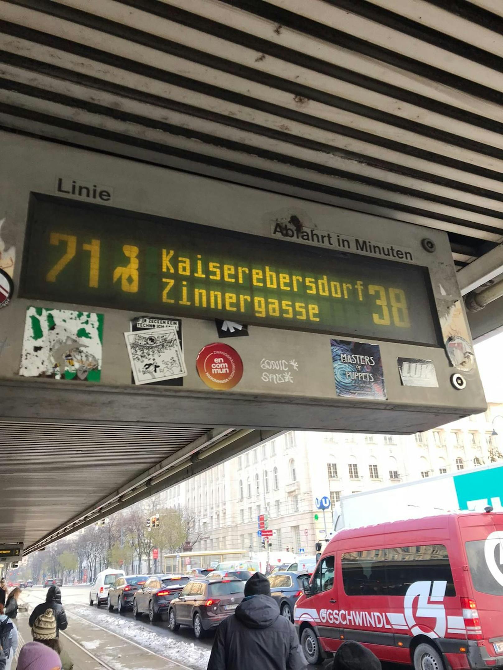 Die Verspätungen sorgen für volle Bahnsteige und Haltestellen.