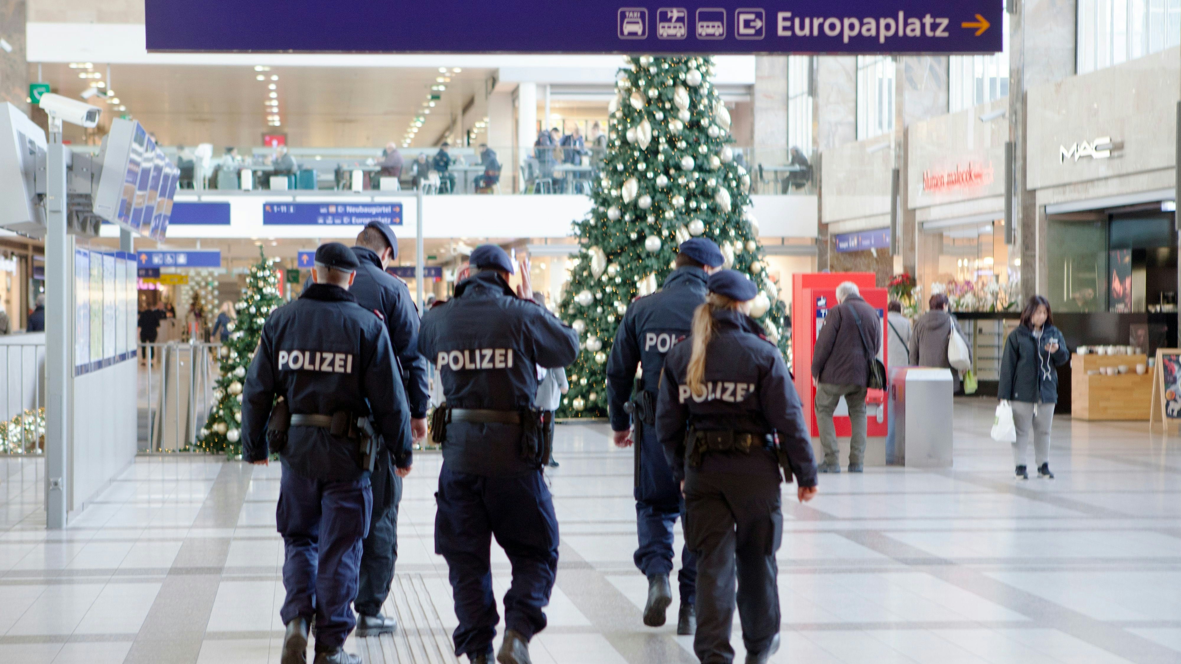 Die Polizisten hörten am Westbahnhof einen schreienden Mann und leisteten sofort Erste Hilfe. Die Fahndung nach dem Gewalttäter blieb aber ohne Erfolg. Archivbild. 