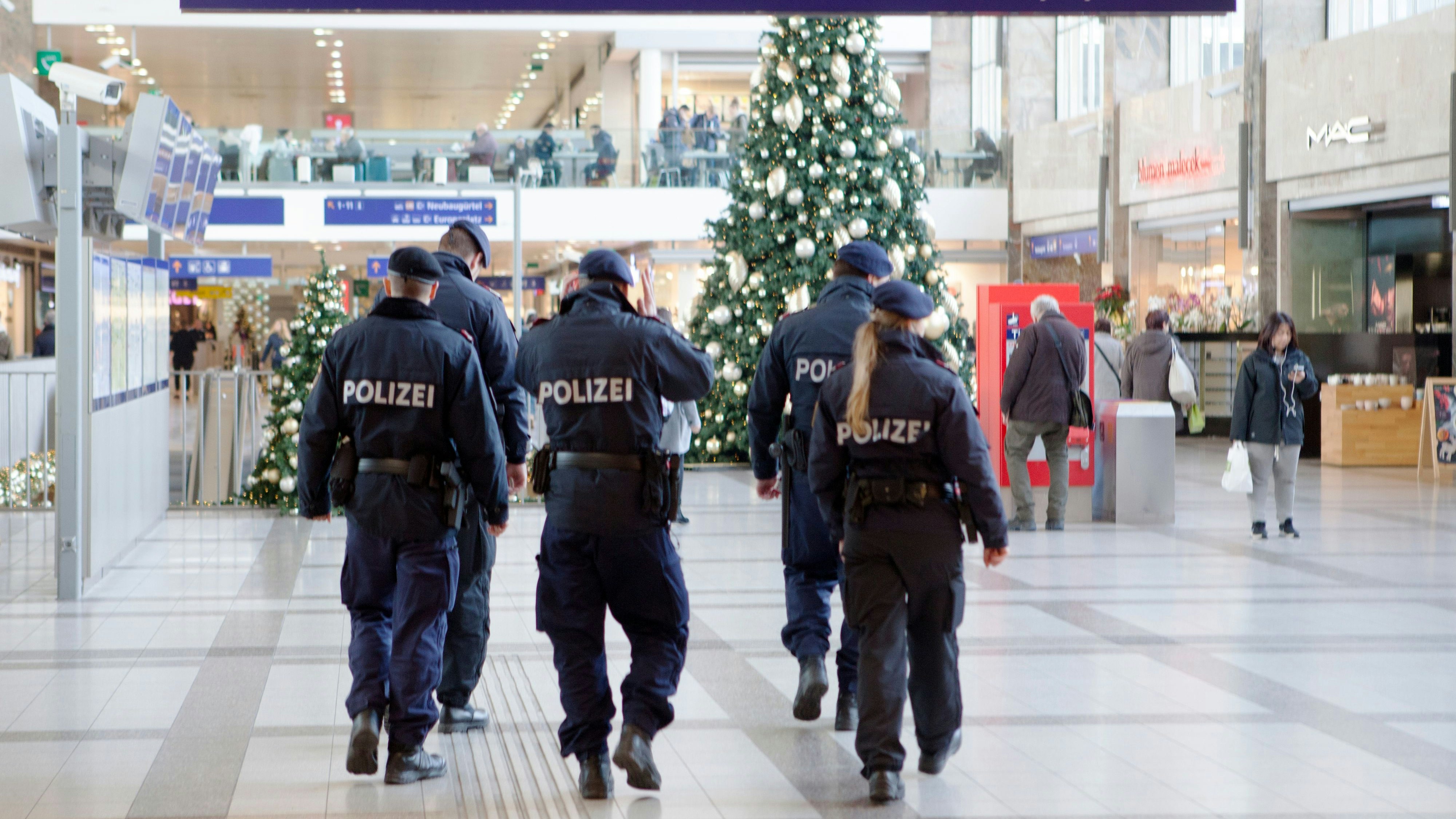 Die Polizisten hörten am Westbahnhof einen schreienden Mann und leisteten sofort Erste Hilfe. Die Fahndung nach dem Gewalttäter blieb aber ohne Erfolg. Archivbild. 