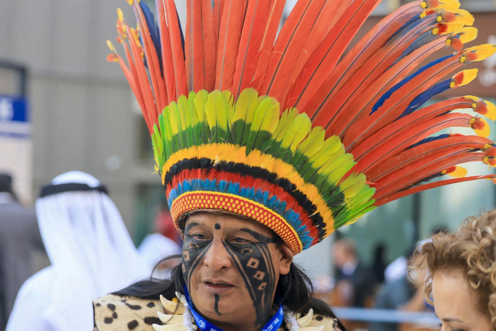 Ein indigene Aktivisten am Rande der Weltklimakonferenz COP28 in Dubai.