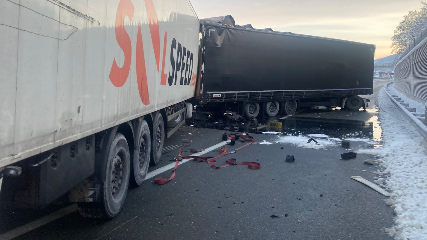 Am Montag kam es in Kufstein auf der A12 zu einem schweren Verkehrsunfall. 