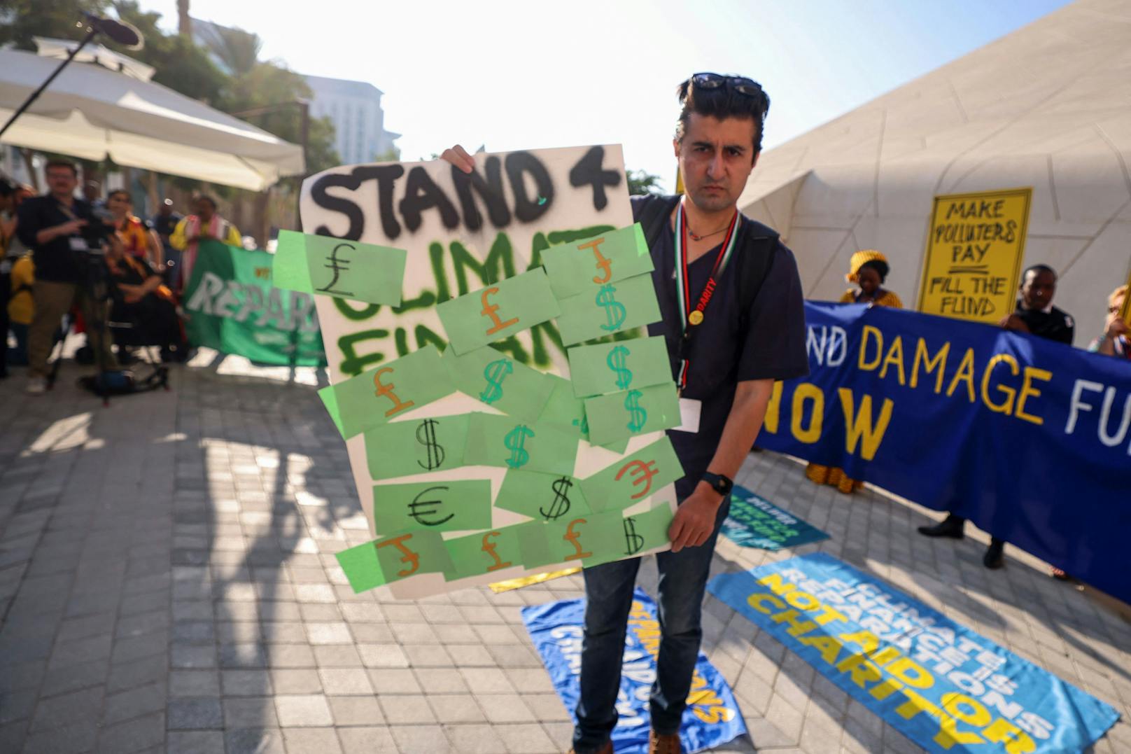 Aktivistinnen und Aktivisten protestieren am Rande der Weltklimakonferenz COP28 in Dubai.