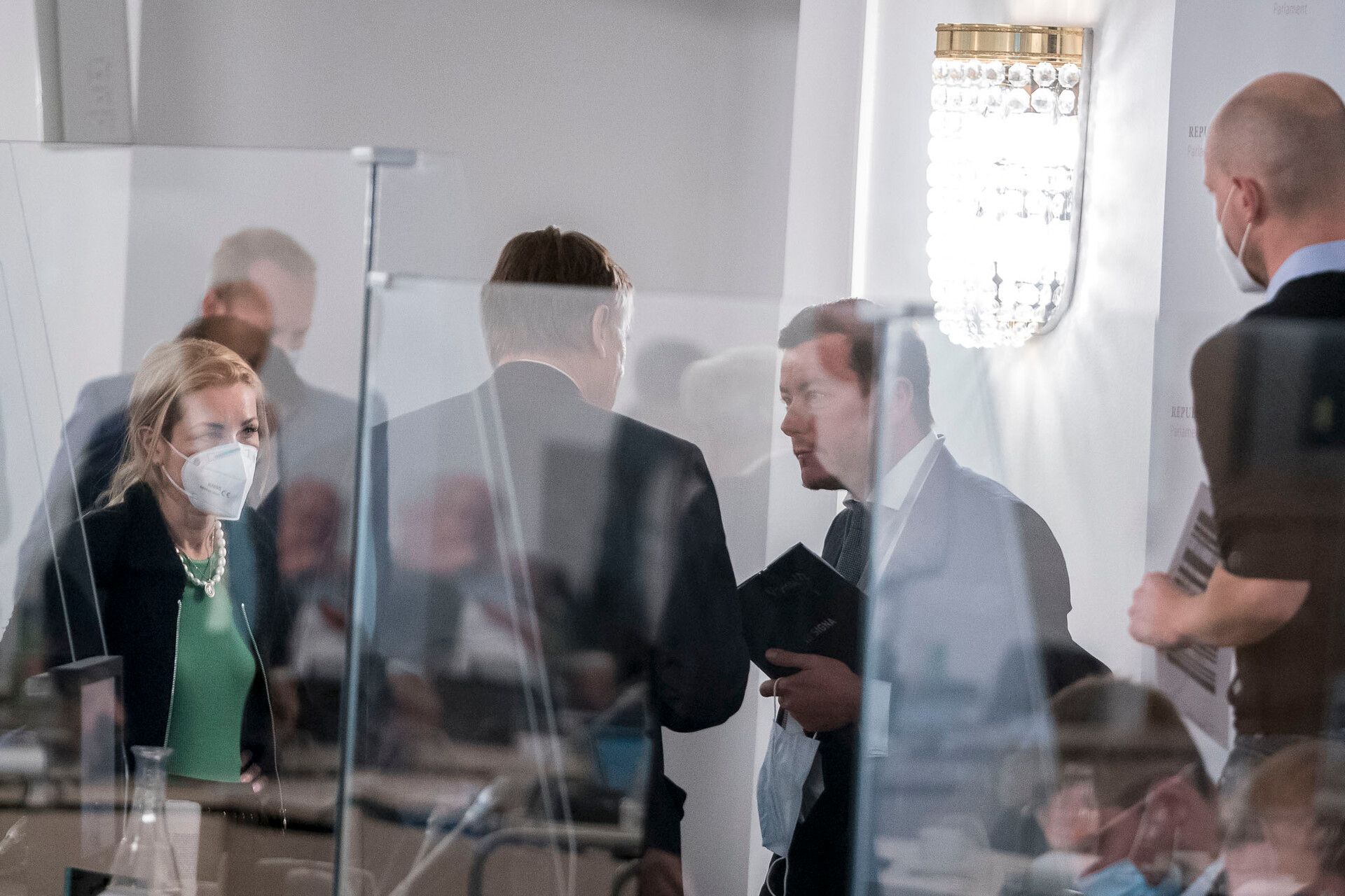 René Benko (Zweiter von rechts) - hier beim Ibiza-Untersuchungsausschuss Anfang 2020.