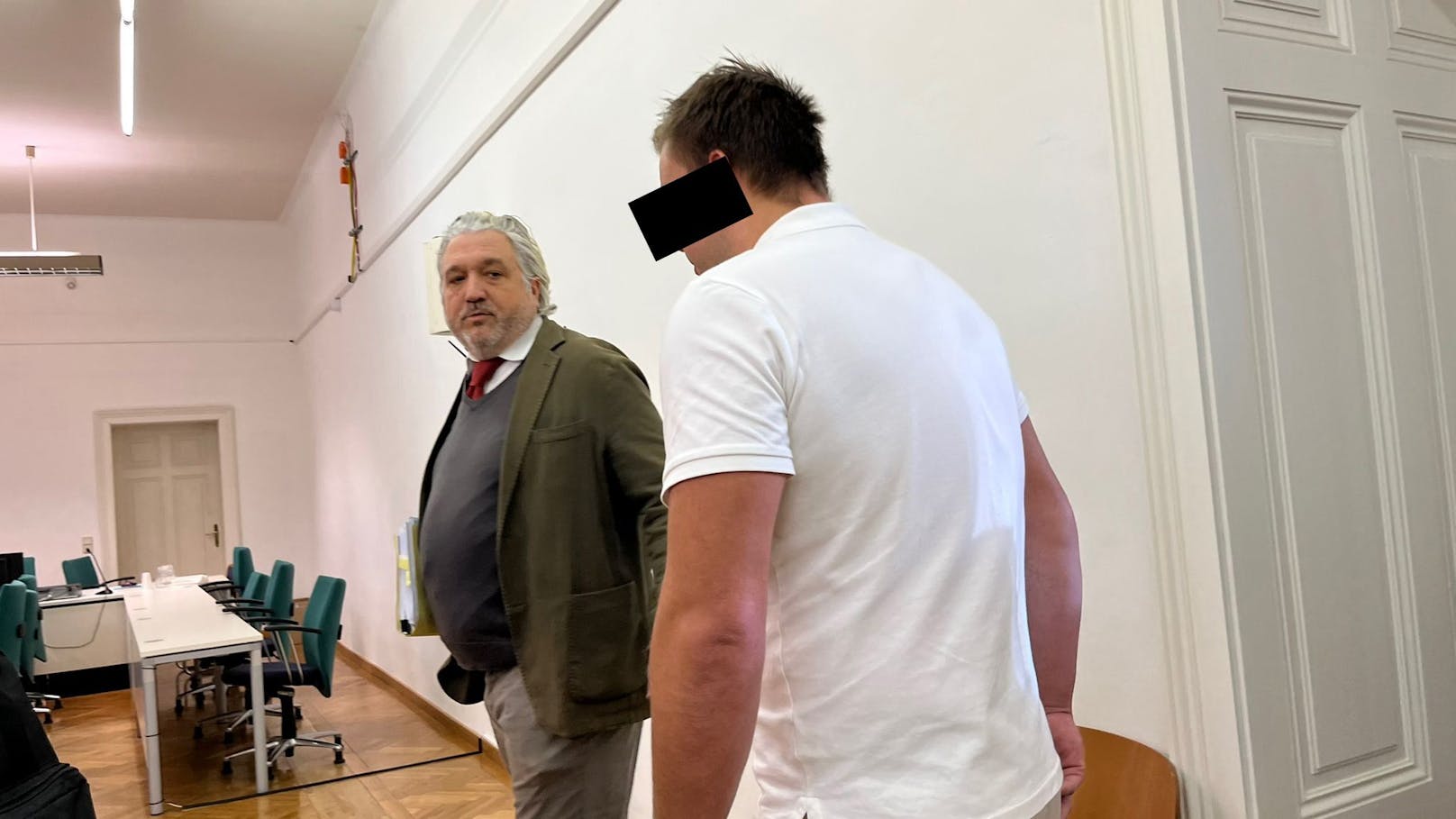 Verteidiger Robert Lattermann (l.) mit seinem Mandanten am Wiener Landesgericht