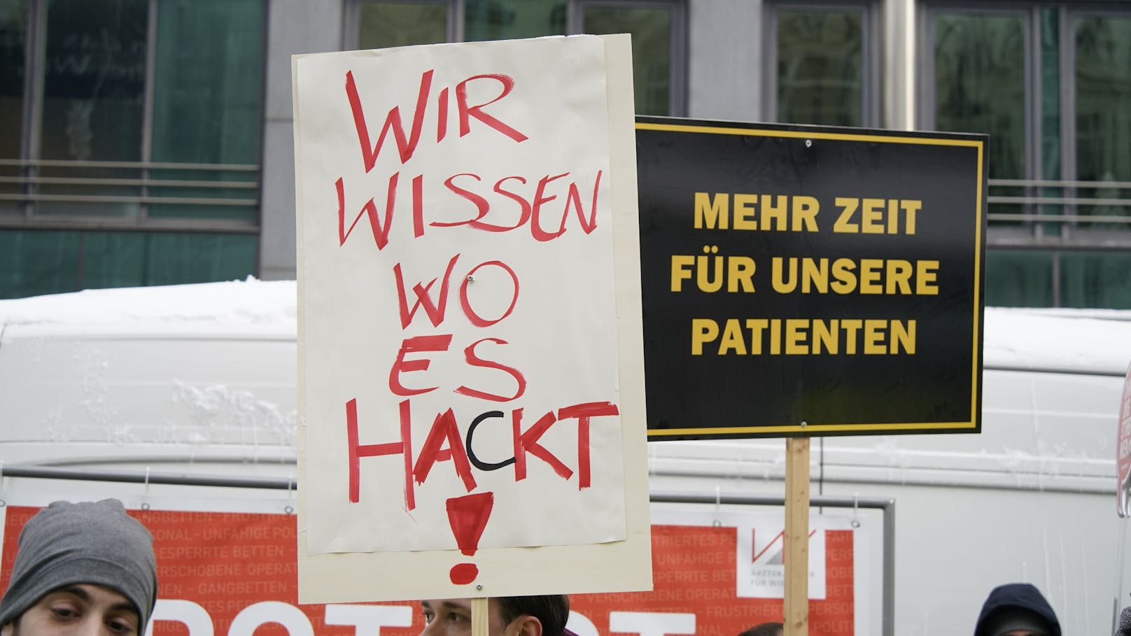 Einige Schilder lieferten auch Seitenhiebe auf den Gesundheitsstadtrat Peter Hacker (SPÖ).