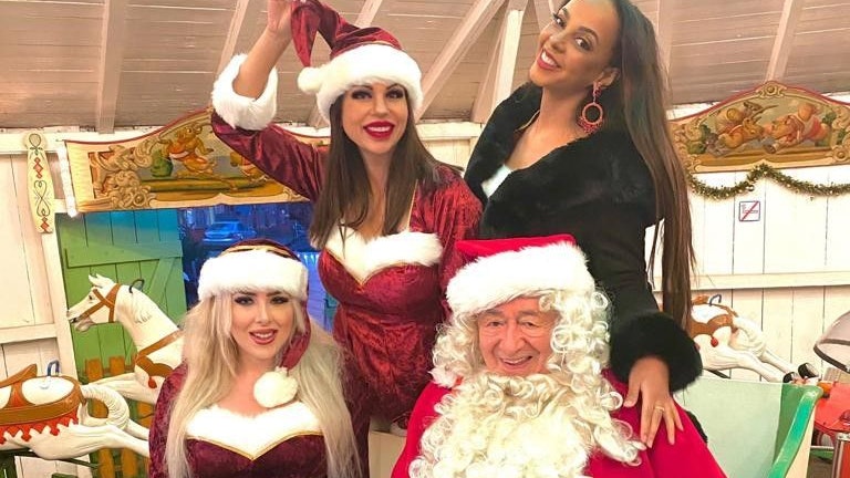 Richard "Santa" Lugner mit Bambi, Kolibri und Wildsau