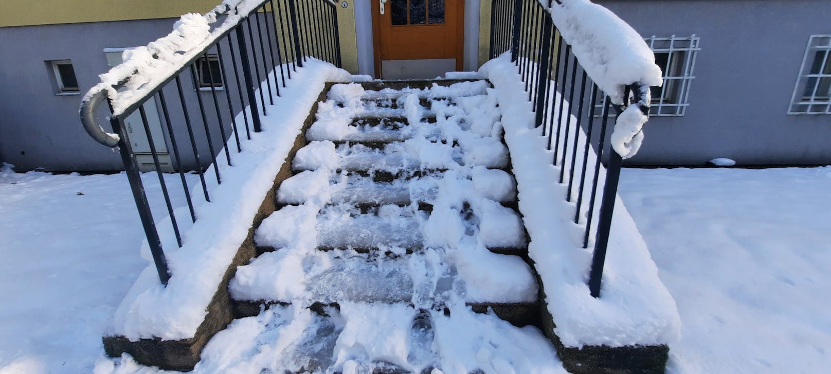 Auf dieser Stiege in einem Floridsdorfer Gemeindebau wurde weder der Schnee weggeräumt, noch Salz gestreut. 