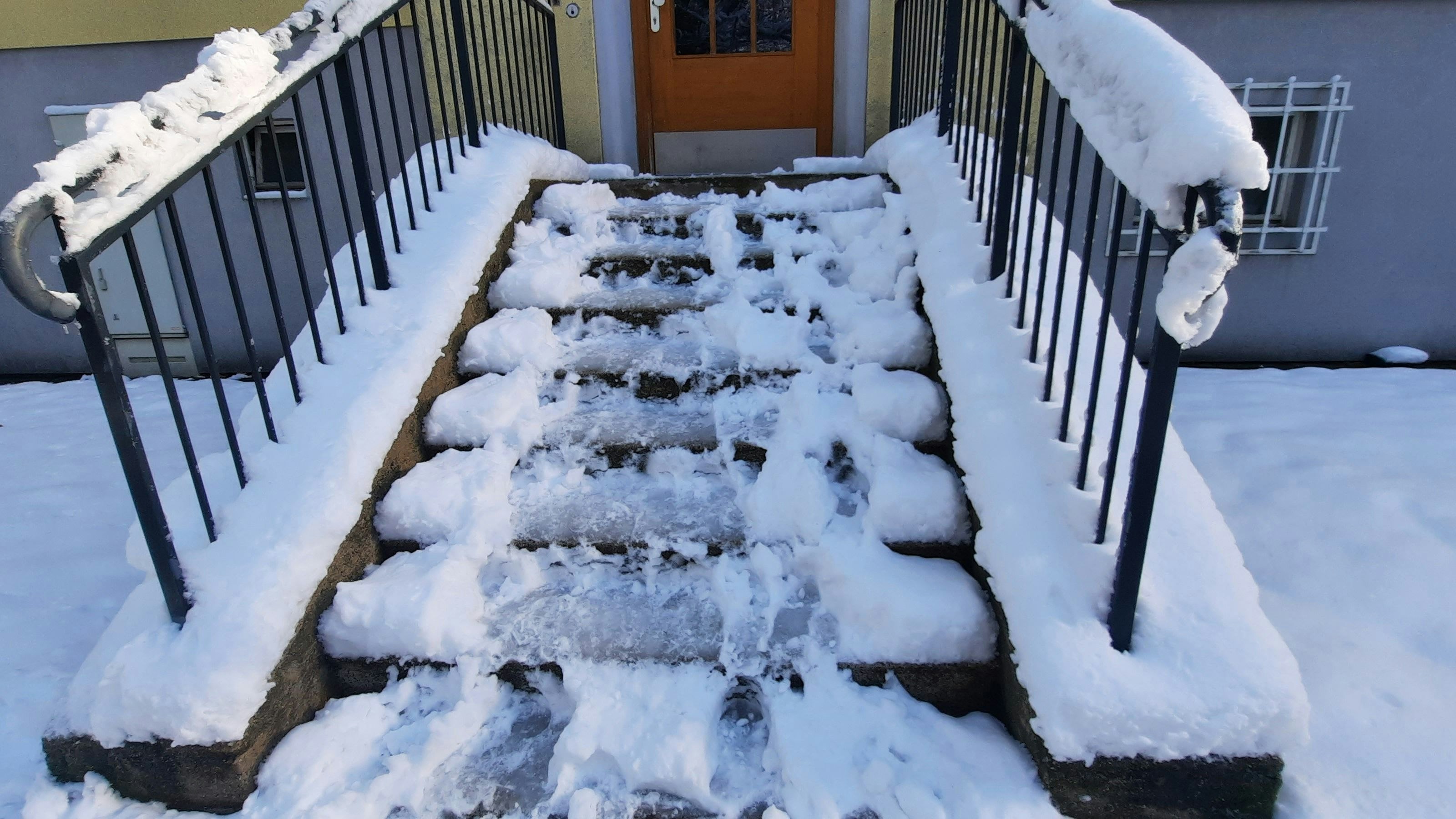 Auf dieser Stiege in einem Floridsdorfer Gemeindebau wurde weder der Schnee weggeräumt, noch Salz gestreut. 