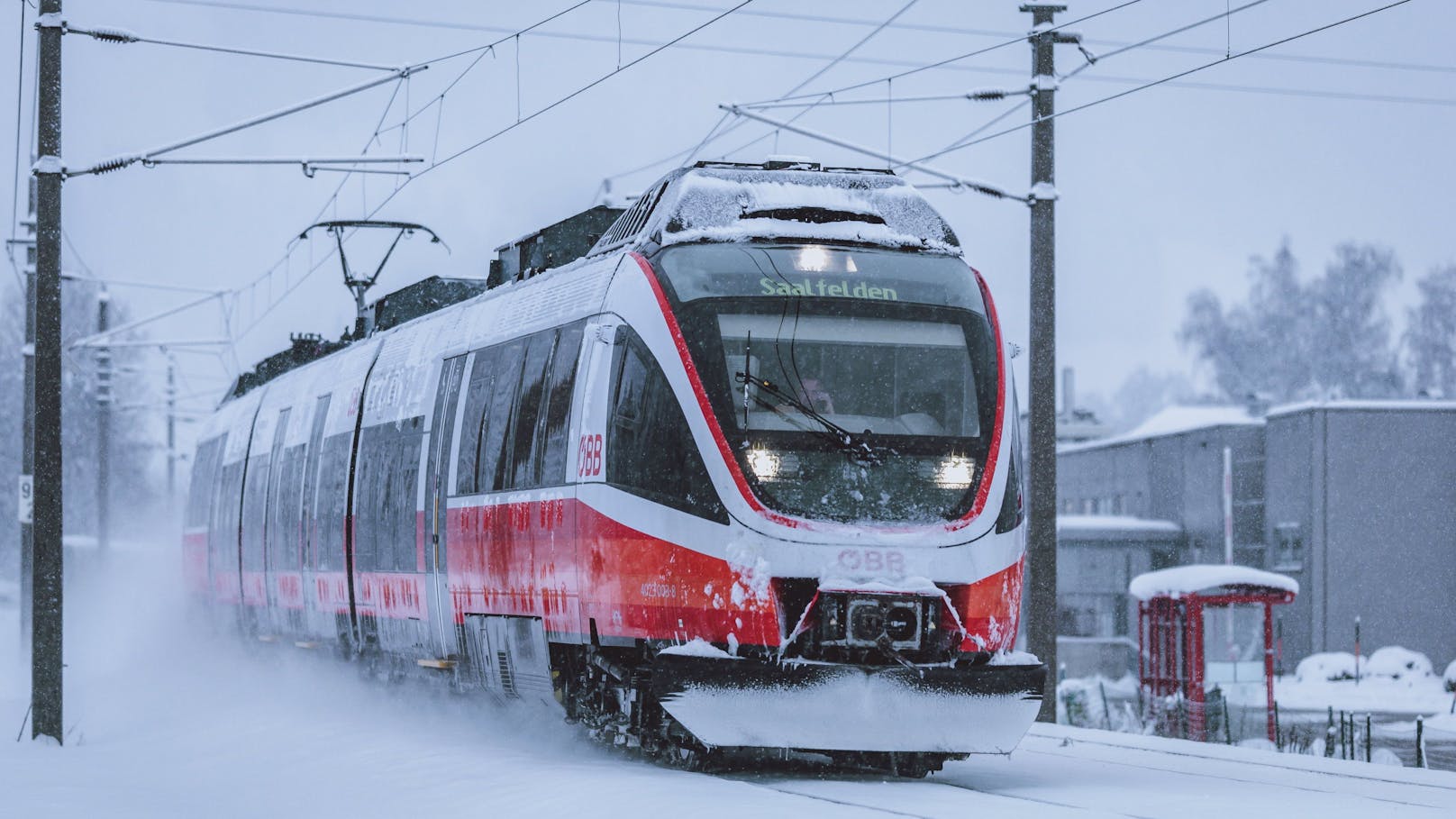 Bahn-Chaos! Hunderte Passagiere im Schnee gestrandet