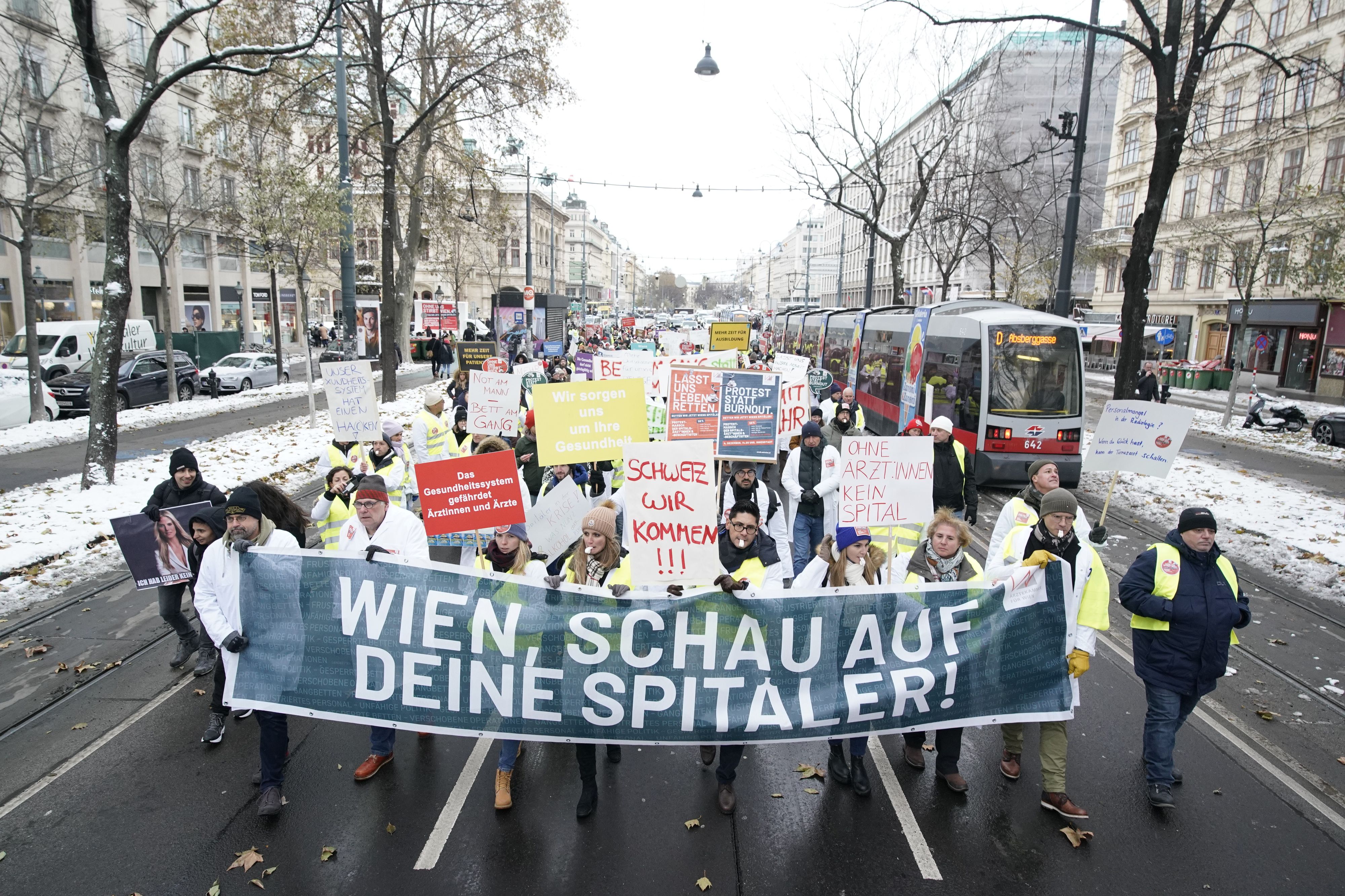 Die Wiener Spitalsärzte marschierten am 4. Dezember durch die Wiener Innenstadt.