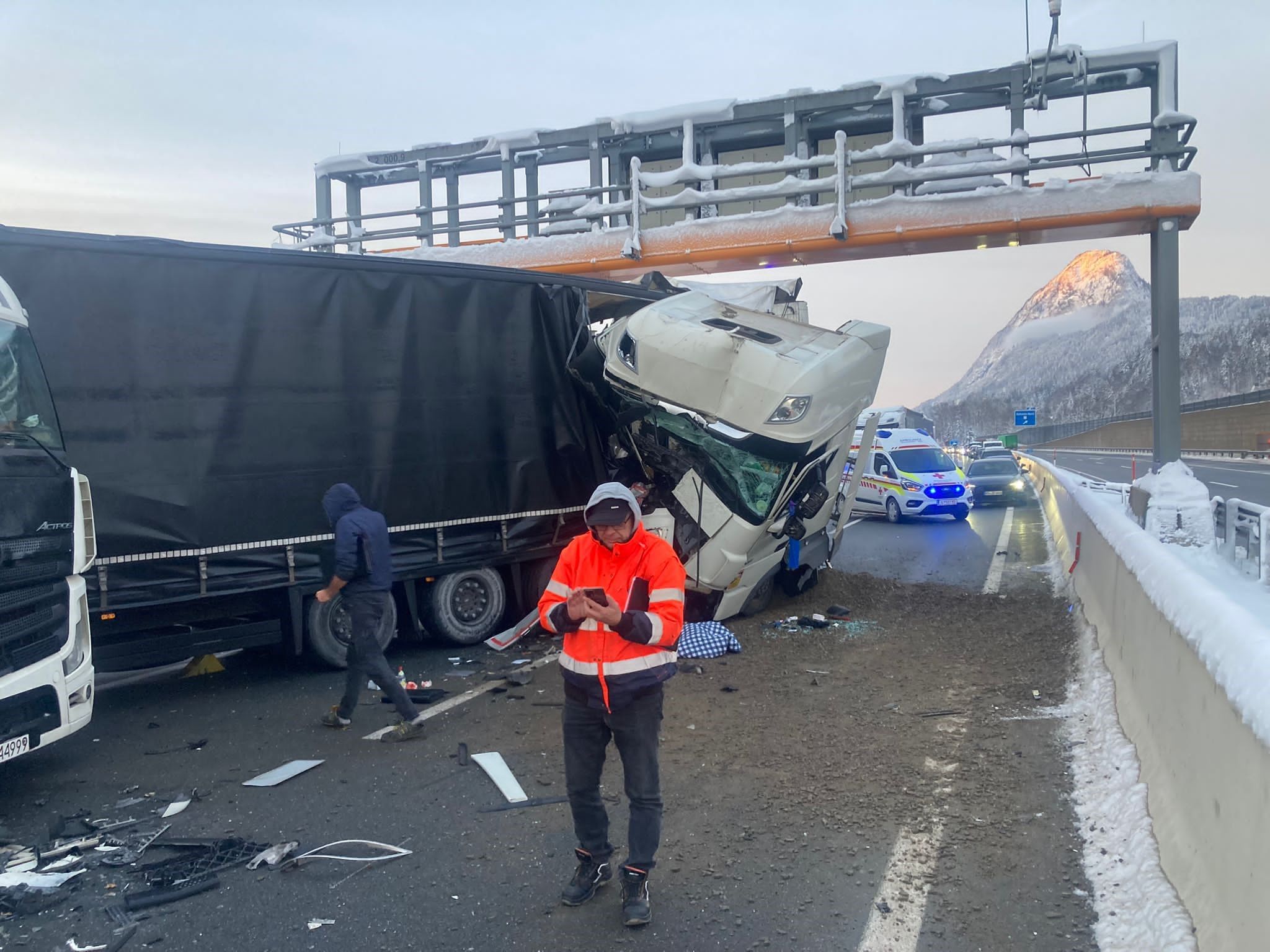 Am Montag kam es in Kufstein auf der A12 zu einem schweren Verkehrsunfall. 