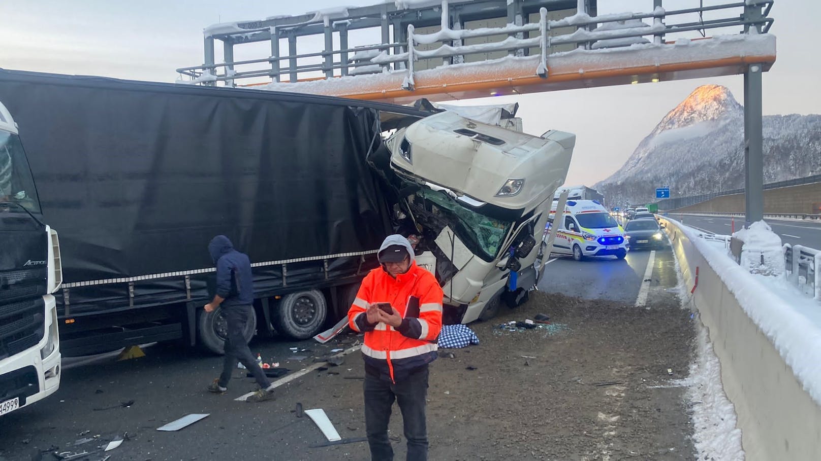 Inntalautobahn (A12) nach Lkw-Crash komplett gesperrt