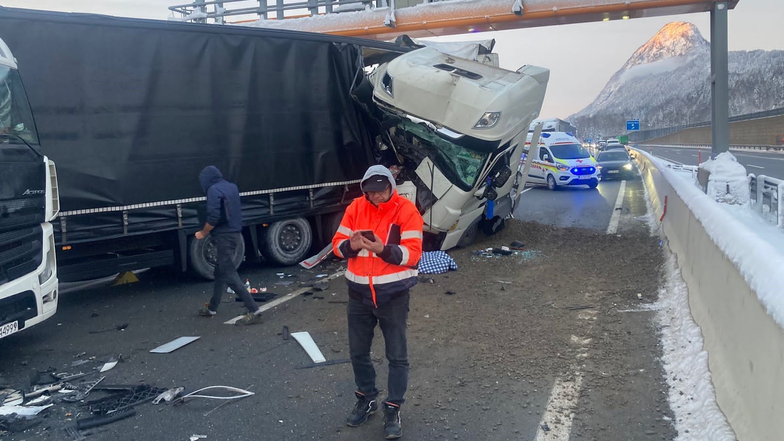 Am Montag kam es in Kufstein auf der A12 zu einem schweren Verkehrsunfall. 