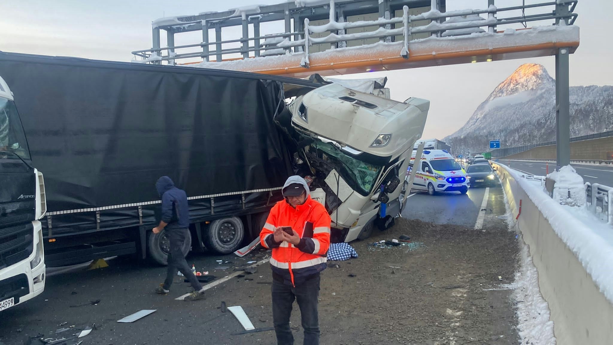 Am Montag kam es in Kufstein auf der A12 zu einem schweren Verkehrsunfall. 
