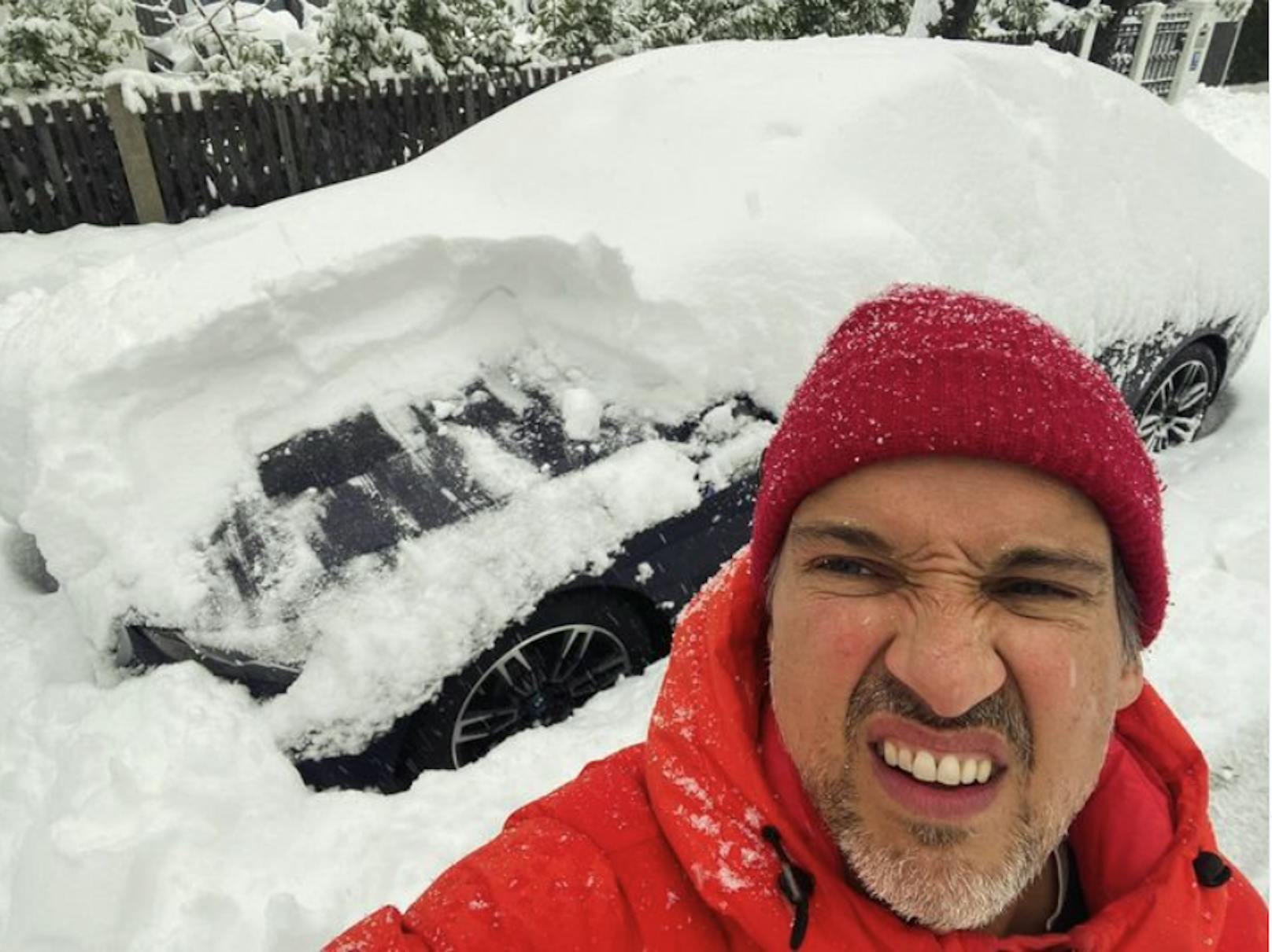 Schauspieler Florian David Fitz hatte Probleme sein Auto unter der 30 Zentimeter hohen Schneeschicht zu finden.