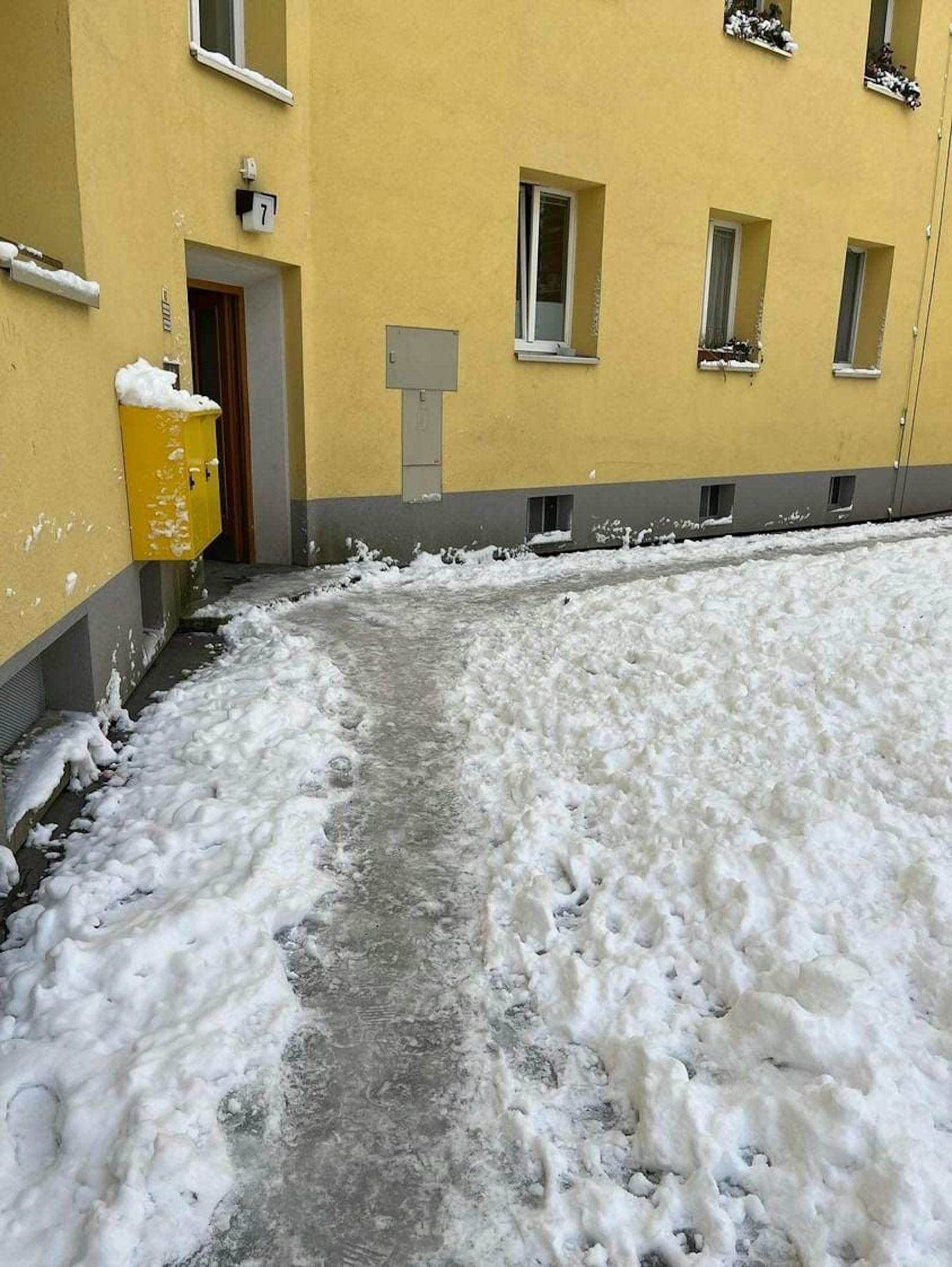 Der heftige Wintereinbruch hat die Winterdienste offensichtlich überrascht.