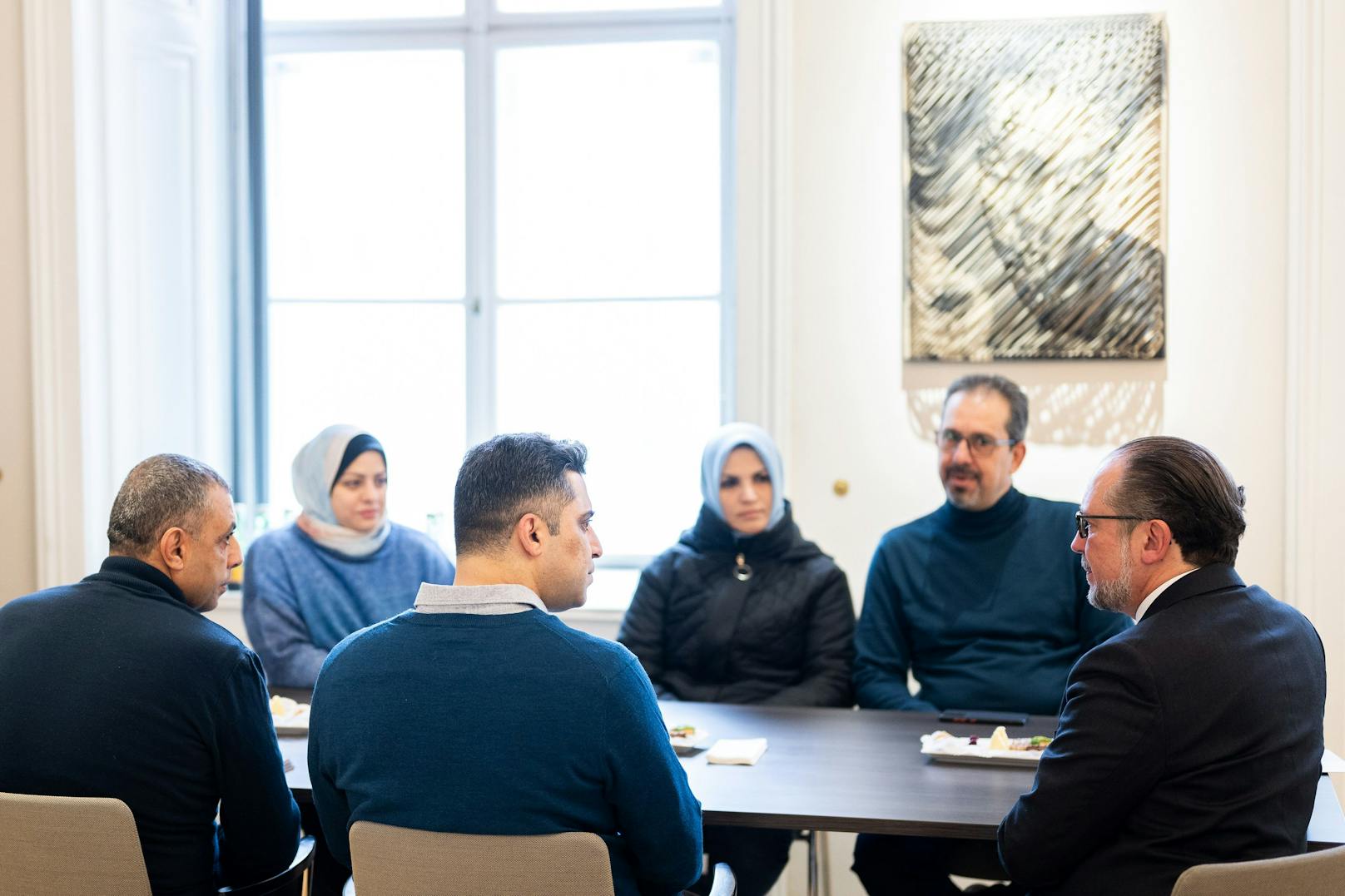 Schallenberg erkundigte sich bei den Familien über ihren Neustart in Österreich. Auch die Zukunft ihrer Kinder interessierte íhn.