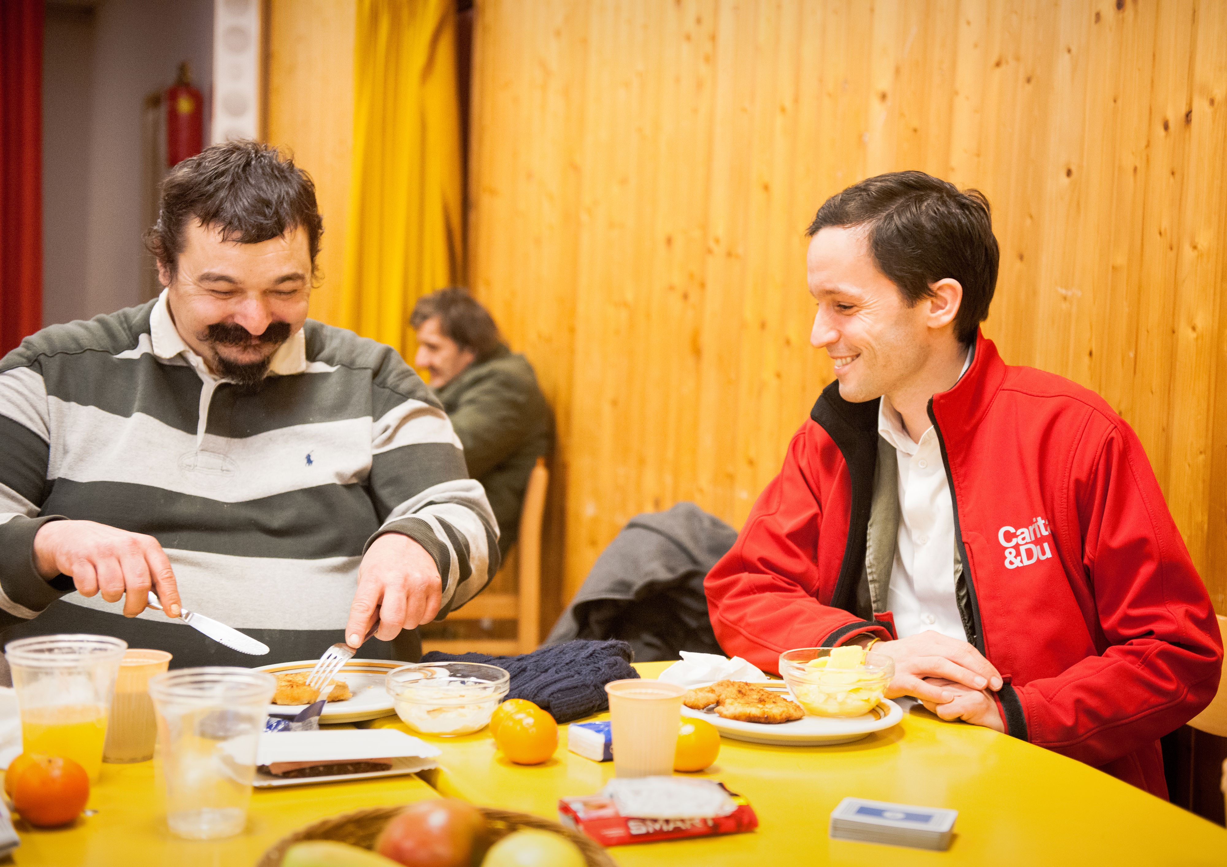 Caritas Wien-Chef Klaus Schwertner (re.) zu Besuch in einer von 42 Wärmestuben in Wien. In der akuten Kältewelle öffnen diese wieder Tür und Tor. 