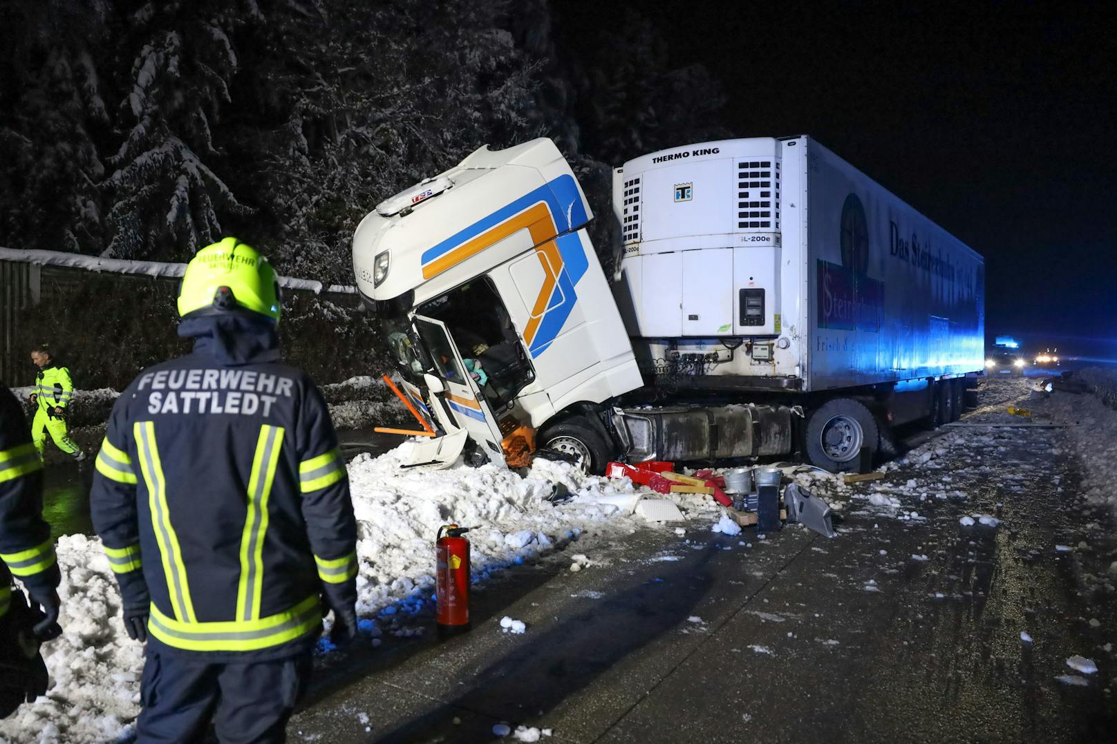 Ein schwerer Lkw-Unfall hat sich in der Nacht auf Dienstag auf der A1 Westautobahn bei Sattledt (Bezirk Wels-Land) ereignet. Die Rettungskräfte standen stundenlang bei den Aufräumarbeiten im Einsatz.