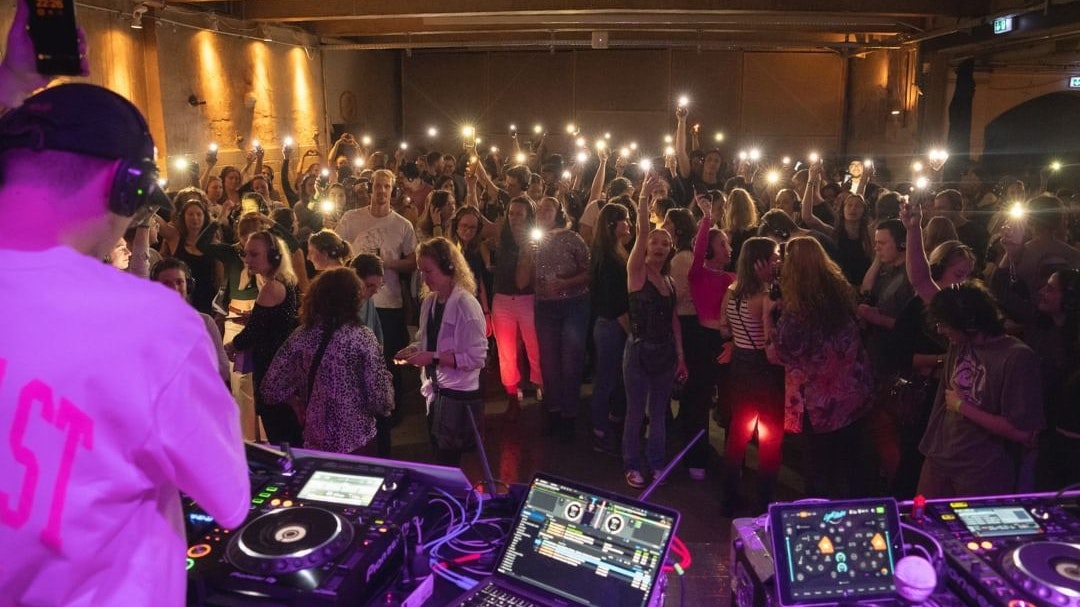 Die Dancefloors wählt man bei dieser Disco über die Kopfhörer