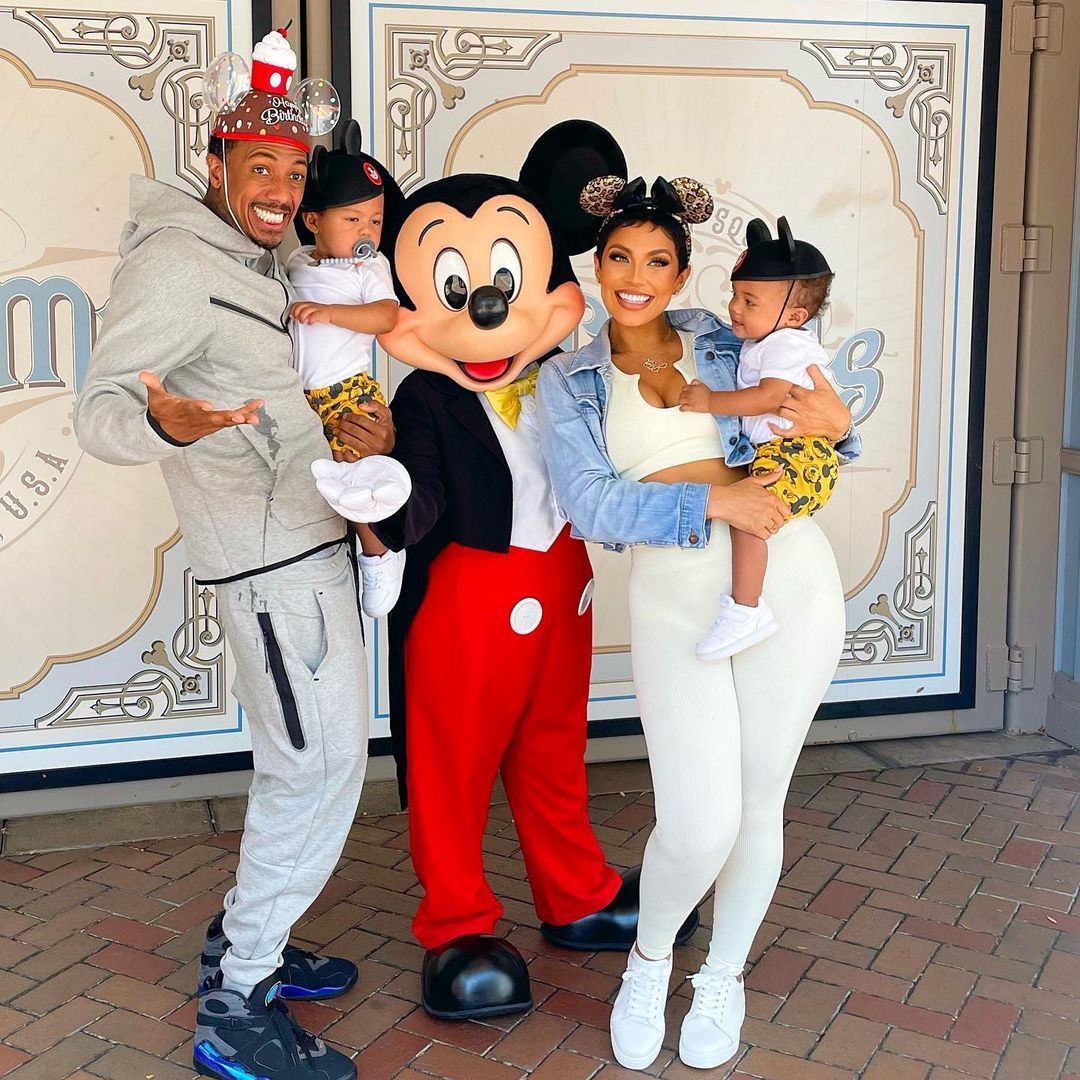 Nick Cannon und Abby De La Rosa mit ihren Zwillingen Zion und Zillion im Disneyland.