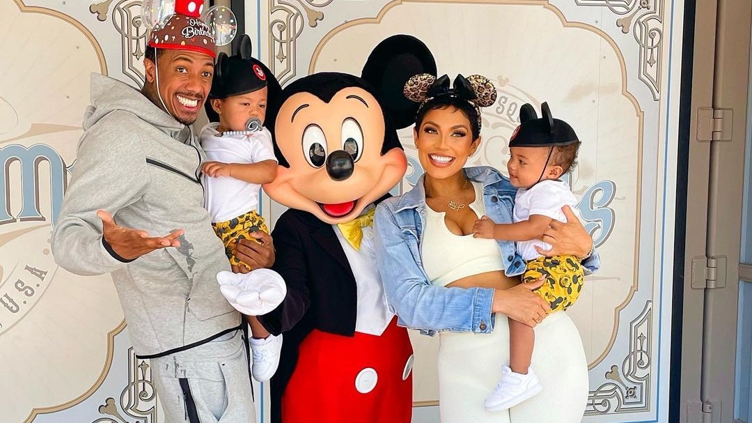 Nick Cannon und seine Frau Abby mit ihren Zwillingen im Disneyland.