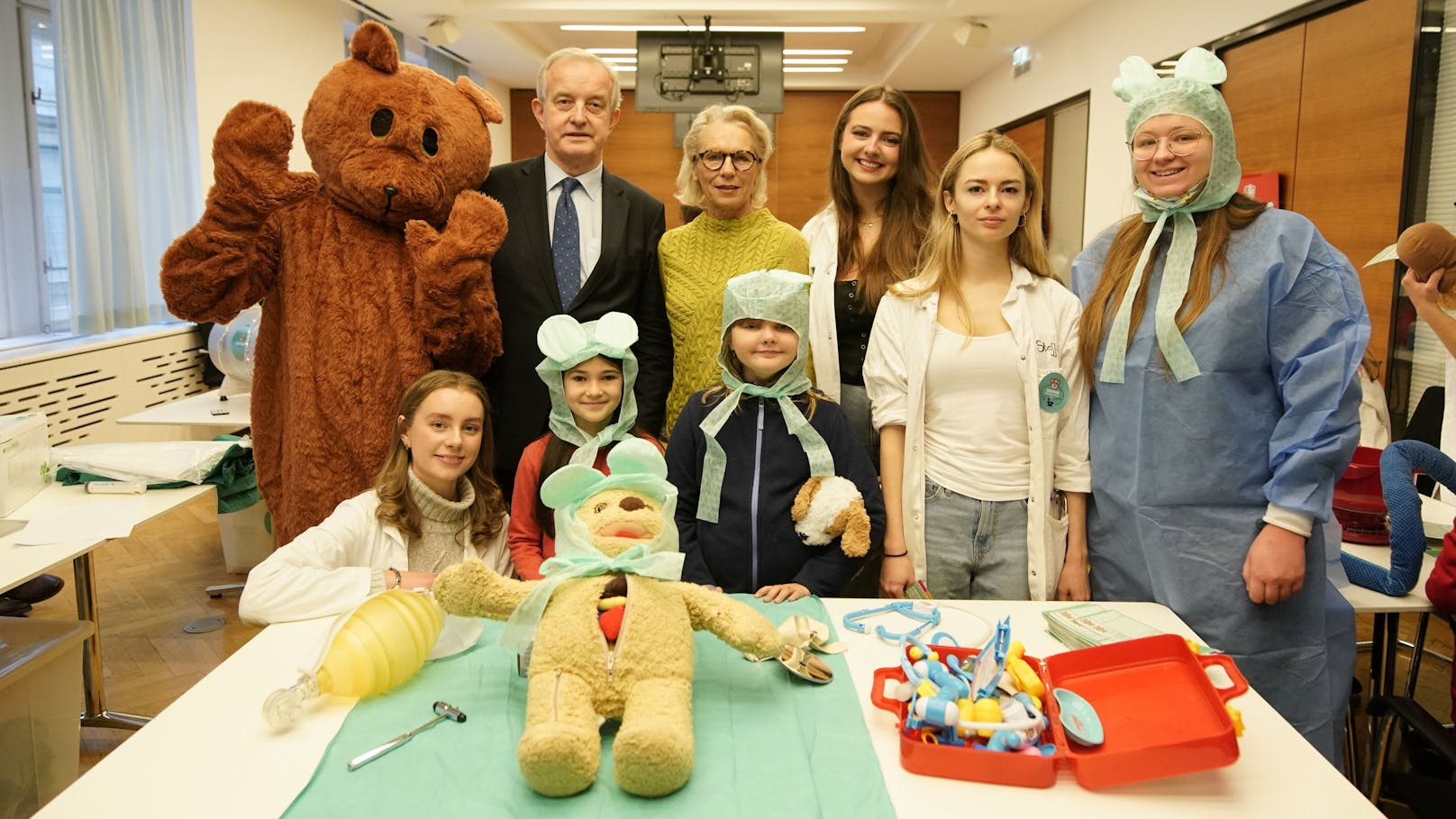 Für bärige Patienten: Teddy-Krankenhaus eröffnet wieder