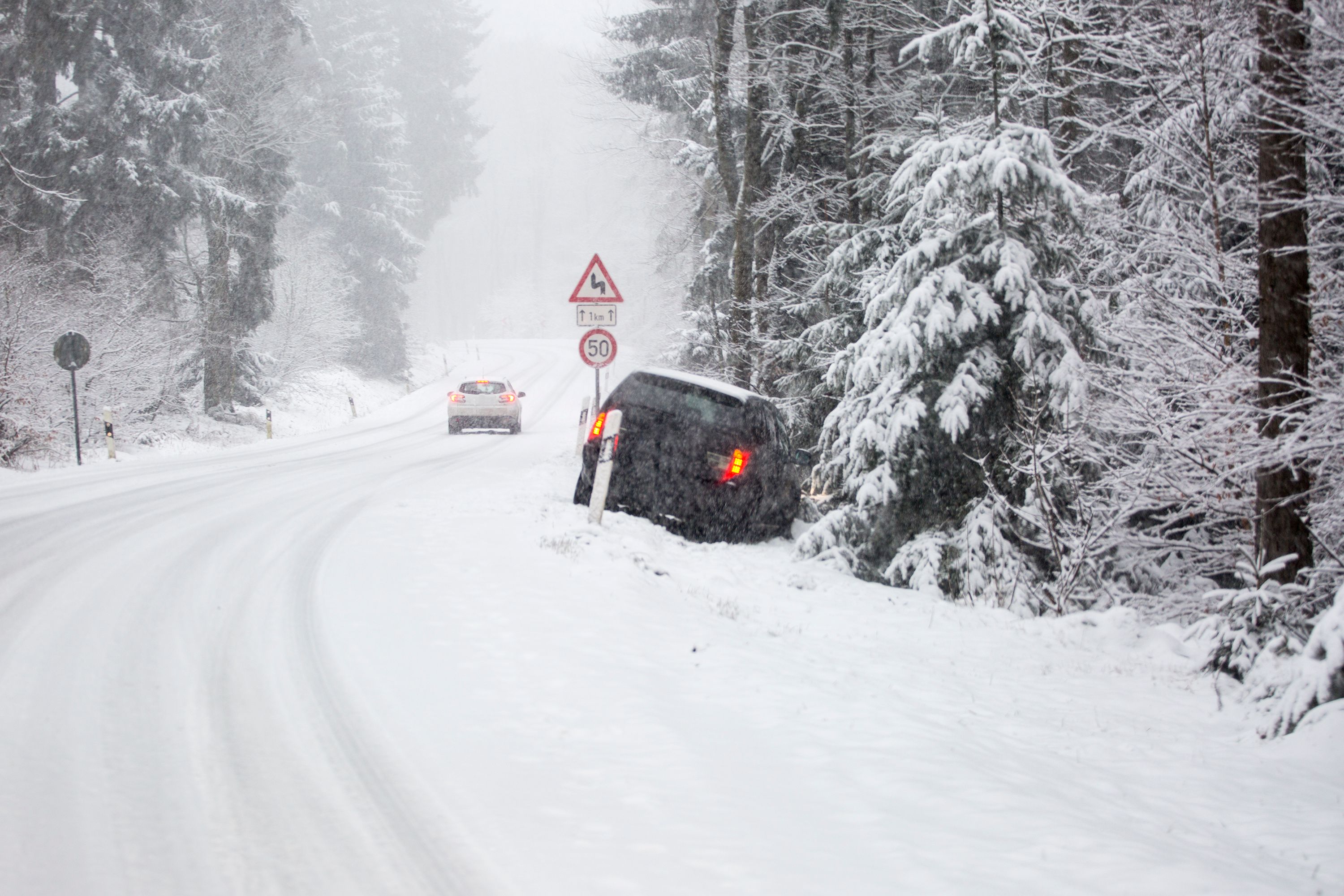 Autofahrerin Rutscht Von Straße Und Kollidiert Mit Baum | Heute.at