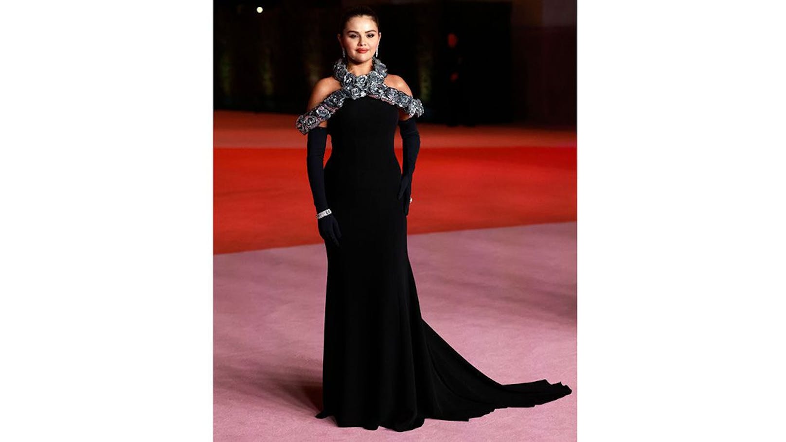 Selena Gomez glänzte in einem schwarzen Kleid mit bodenlanger Schleppe sowie einem silbernem Pailletten-Neckholder-Design von Valentino.