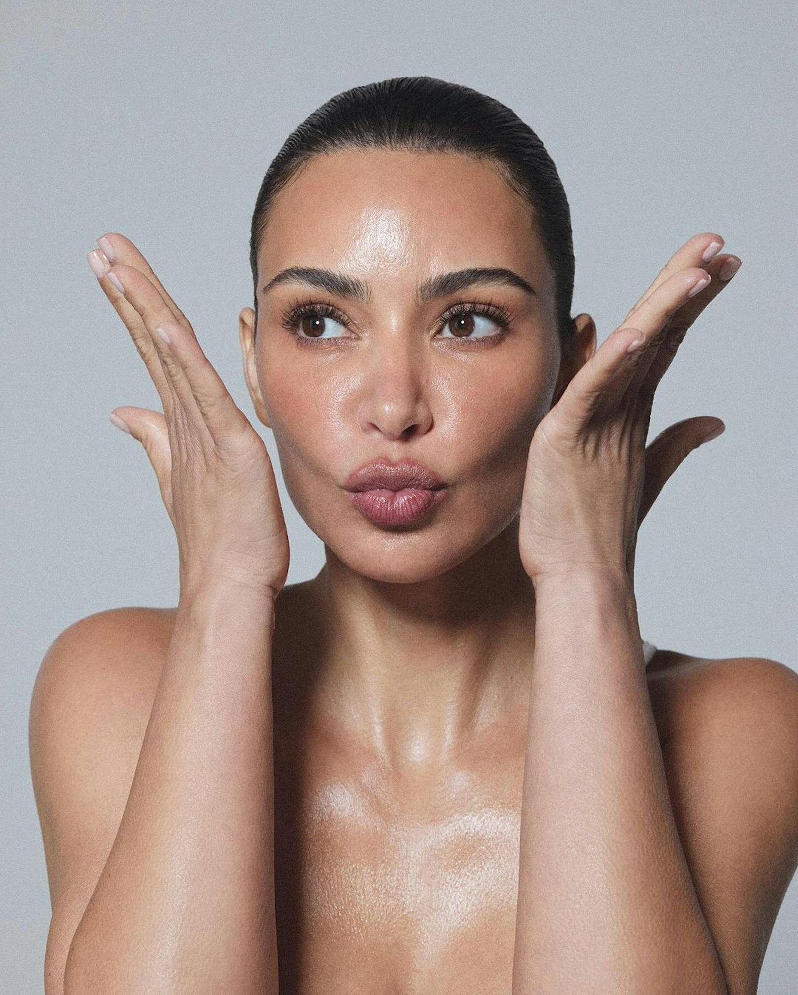 Ungewohnt natürlich zeigte sich Kim Kardashian für ihre Skincarelinie "SKKN". Ihren Fans gefällt's.