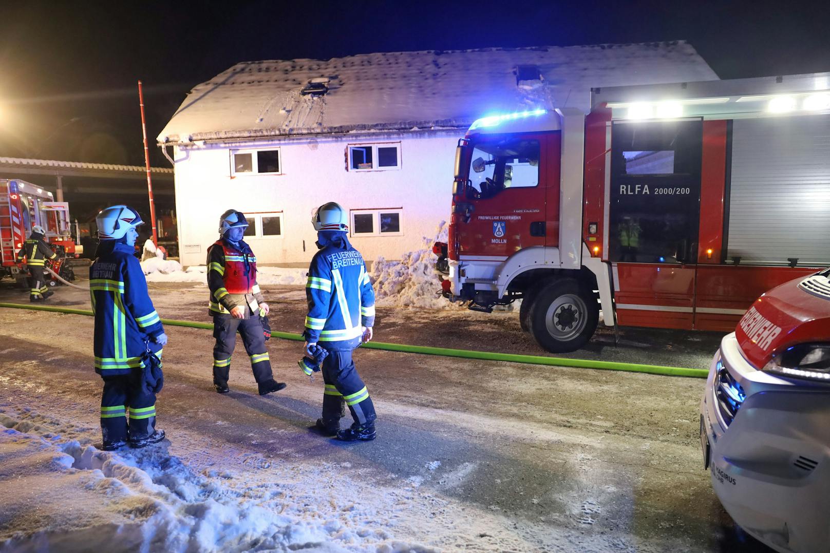 Mehrere Feuerwehren standen am späten Montagabend bei einem Brand im Heizraum einer Firma in Molln (Bezirk Kirchdorf an der Krems) im Einsatz.