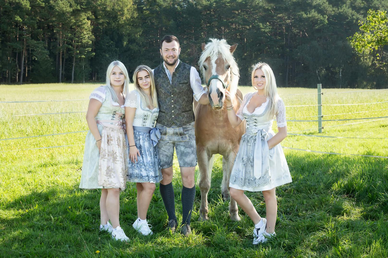 Endlich sind alle Hofdamen beim flotten Kutscher Luki (24) aus dem Bezirk Urfahr-Umgebung eingetroffen. Neben Sabrina (26) und Carina (20), ist auch Marie (24) endlich am Hof angekommen. Dass die Frauen sich optisch ähneln, ist den Hofdamen sofort aufgefallen. Darüber kann Luki nur lachen.