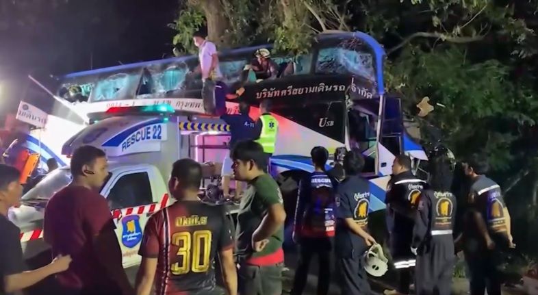 14 Tote, 32 Verletzte: Ein zweistöckiger Fernbus fuhr in Thailand in einen Baum.