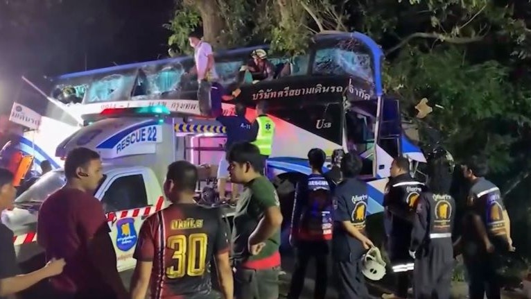 14 Tote, 32 Verletzte: Ein zweistöckiger Fernbus fuhr in Thailand in einen Baum.