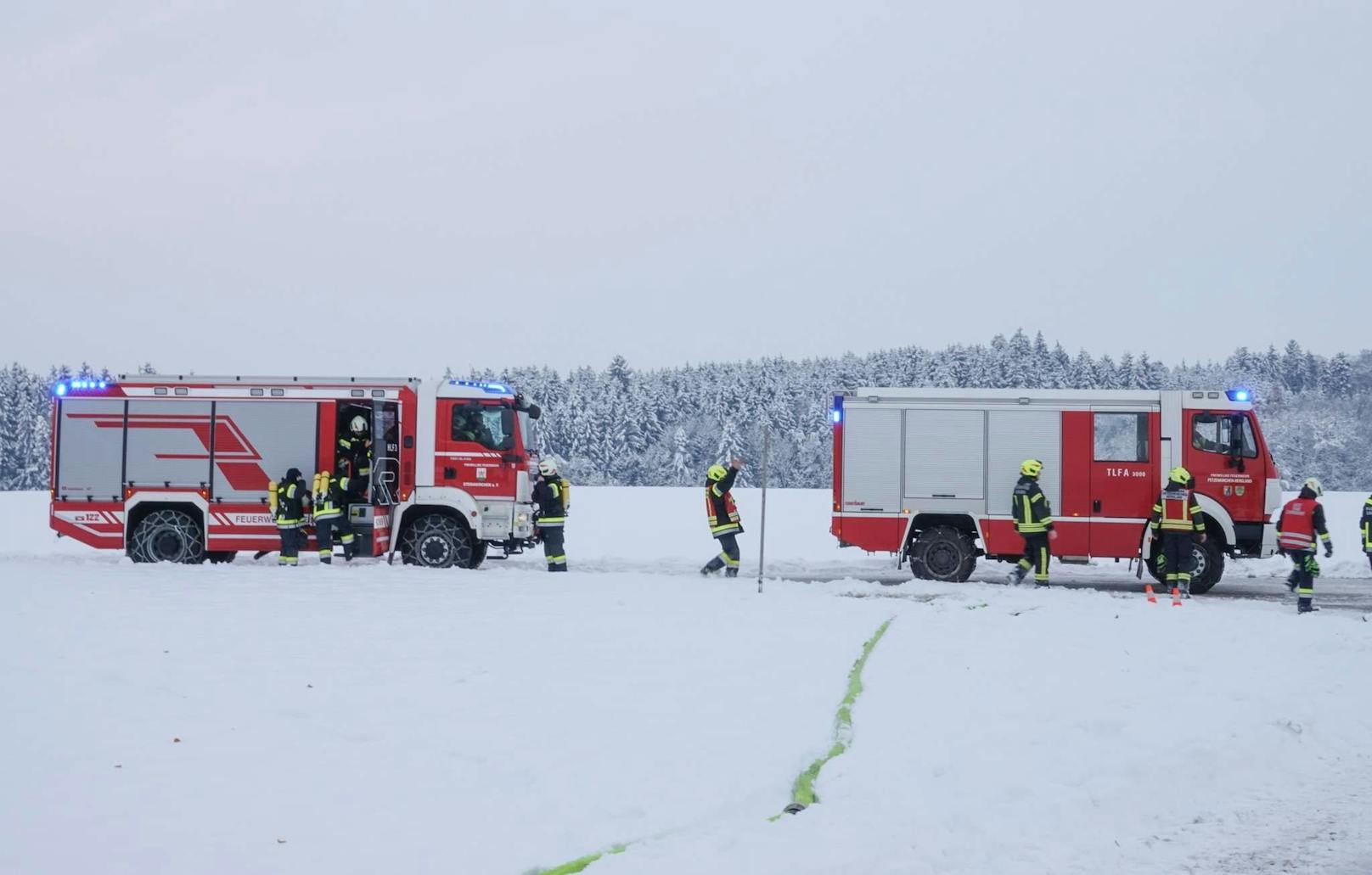 Neun Feuerwehren aus zwei Bezirken kämpfen aktuell in Öd am Seichten Graben (Wieselburg) gegen einen Bauernhausbrand an.