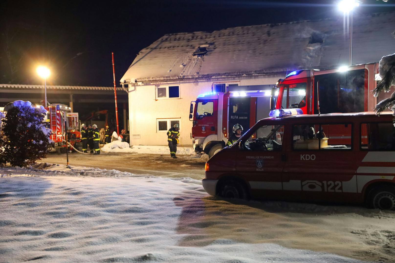 Mehrere Feuerwehren standen am späten Montagabend bei einem Brand im Heizraum einer Firma in Molln (Bezirk Kirchdorf an der Krems) im Einsatz.