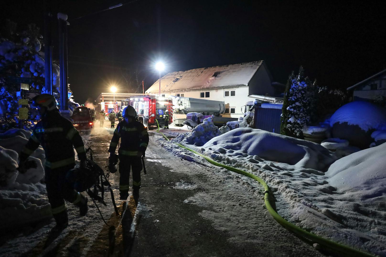 Mehrere Feuerwehren standen am späten Montagabend bei einem Brand im Heizraum einer Firma in Molln (Bezirk Kirchdorf an der Krems) im Einsatz.