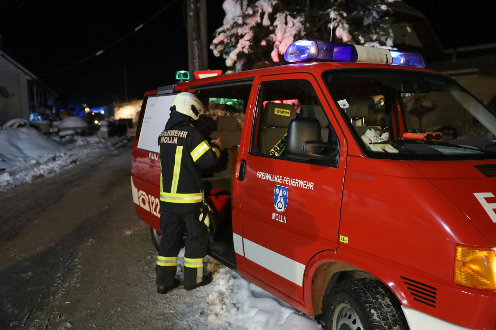 Mehrere Feuerwehren standen am späten Montagabend bei einem Brand im Heizraum einer Firma in Molln (Bezirk Kirchdorf an der Krems) im Einsatz.