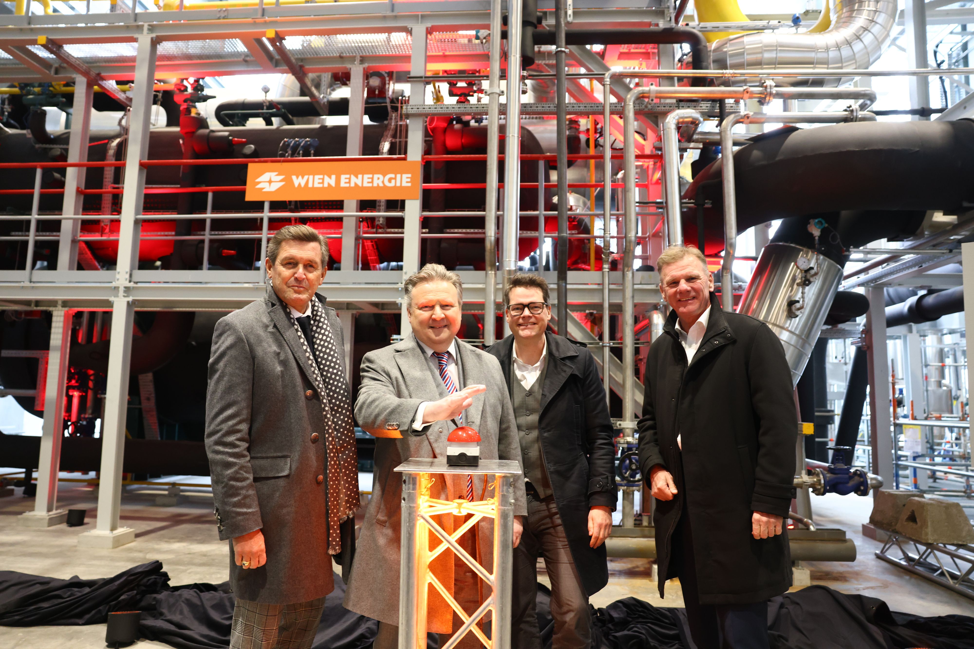 Wirtschaftsstadtrat Peter Hanke, Bürgermeister Michael Ludwig, Klimastadtrat Jürgen Czernohorszy (alle SPÖ) und Michael Strebl, Vorsitzender der Wien Energie-Geschäftsführung (v.l.) eröffneten die neue Großwärmepumpen-Anlage.