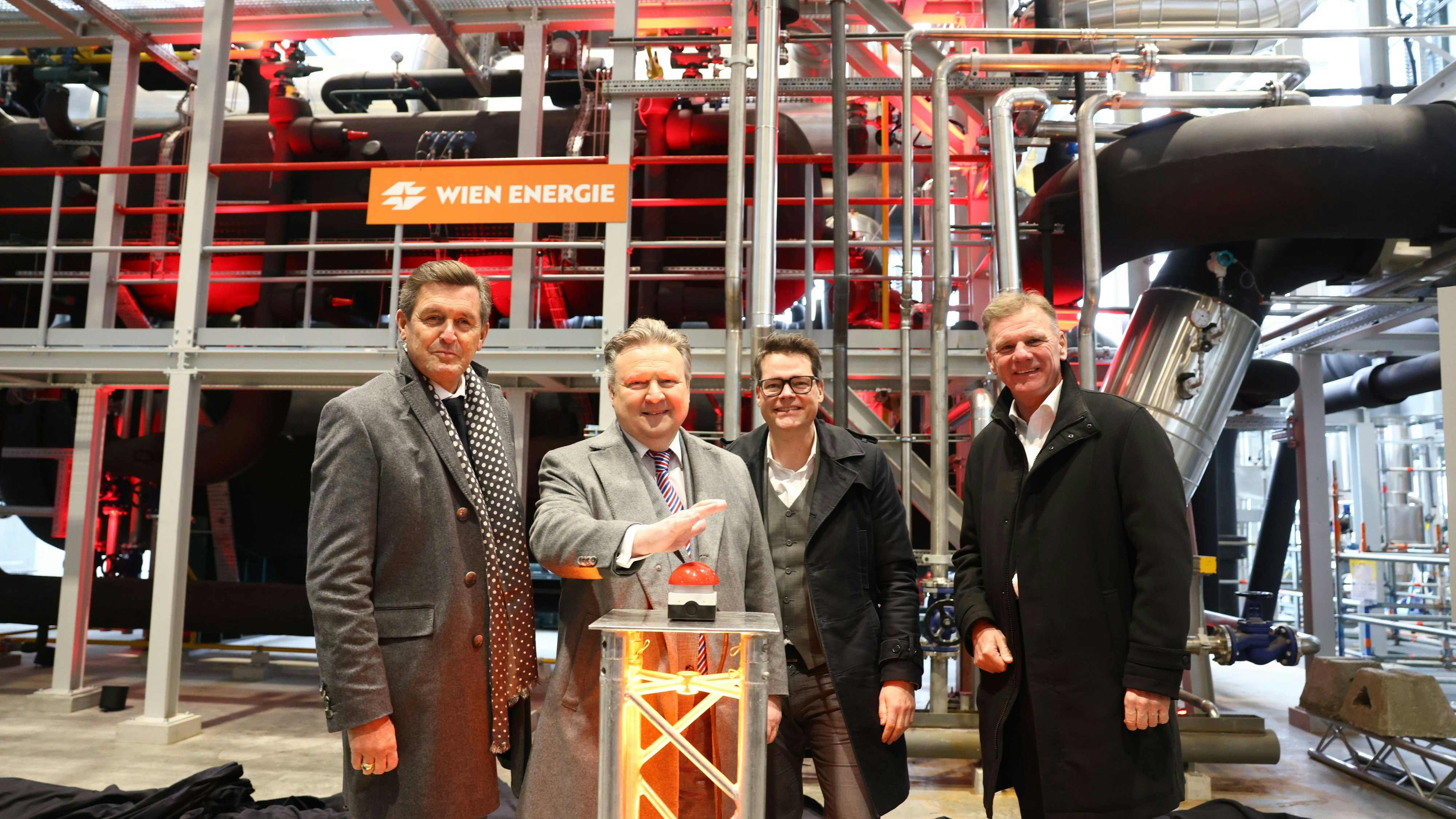 Wirtschaftsstadtrat Peter Hanke, Bürgermeister Michael Ludwig, Klimastadtrat Jürgen Czernohorszy (alle SPÖ) und Michael Strebl, Vorsitzender der Wien Energie-Geschäftsführung (v.l.) eröffneten die neue Großwärmepumpen-Anlage.