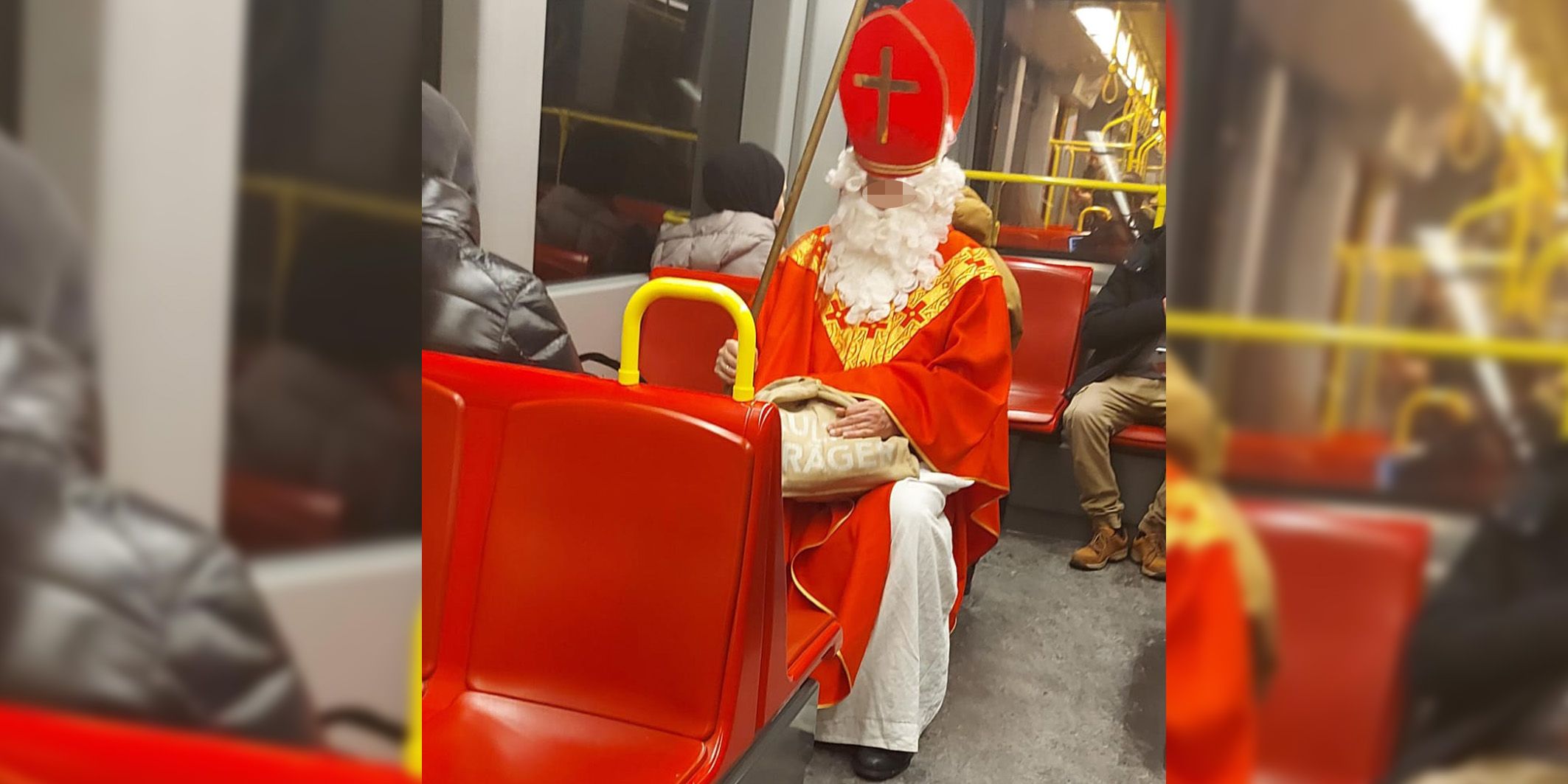 Festliche Stimmung in der Wiener U-Bahn. 