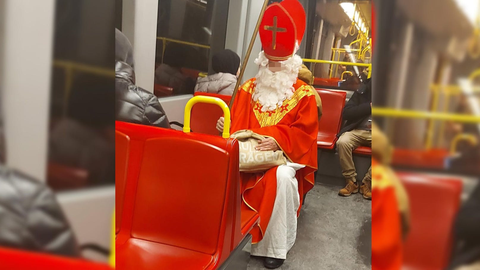Nikolaus sorgt in Wiener U-Bahn für festliche Stimmung
