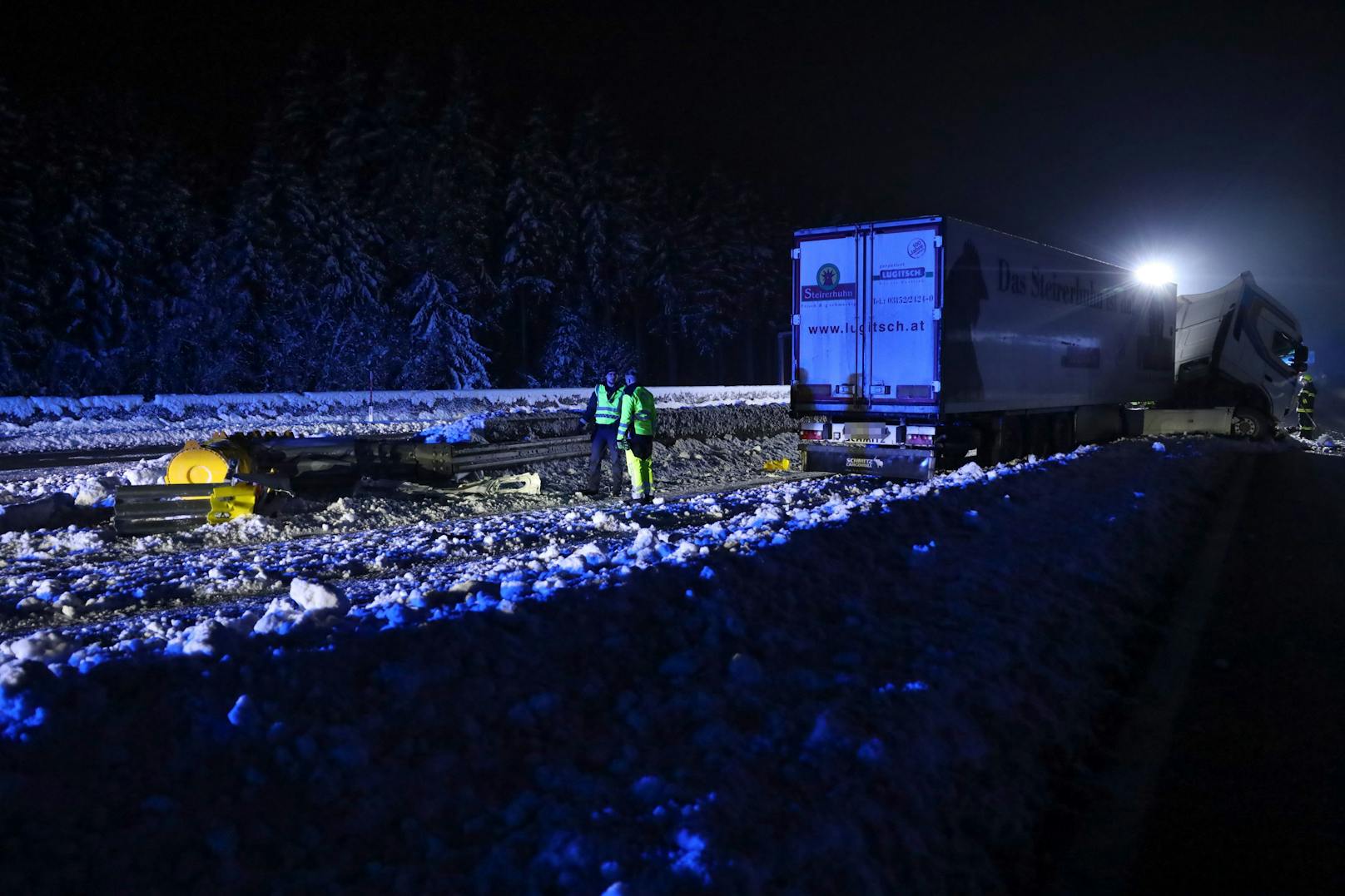Ein schwerer Lkw-Unfall hat sich in der Nacht auf Dienstag auf der A1 Westautobahn bei Sattledt (Bezirk Wels-Land) ereignet. Die Rettungskräfte standen stundenlang bei den Aufräumarbeiten im Einsatz.