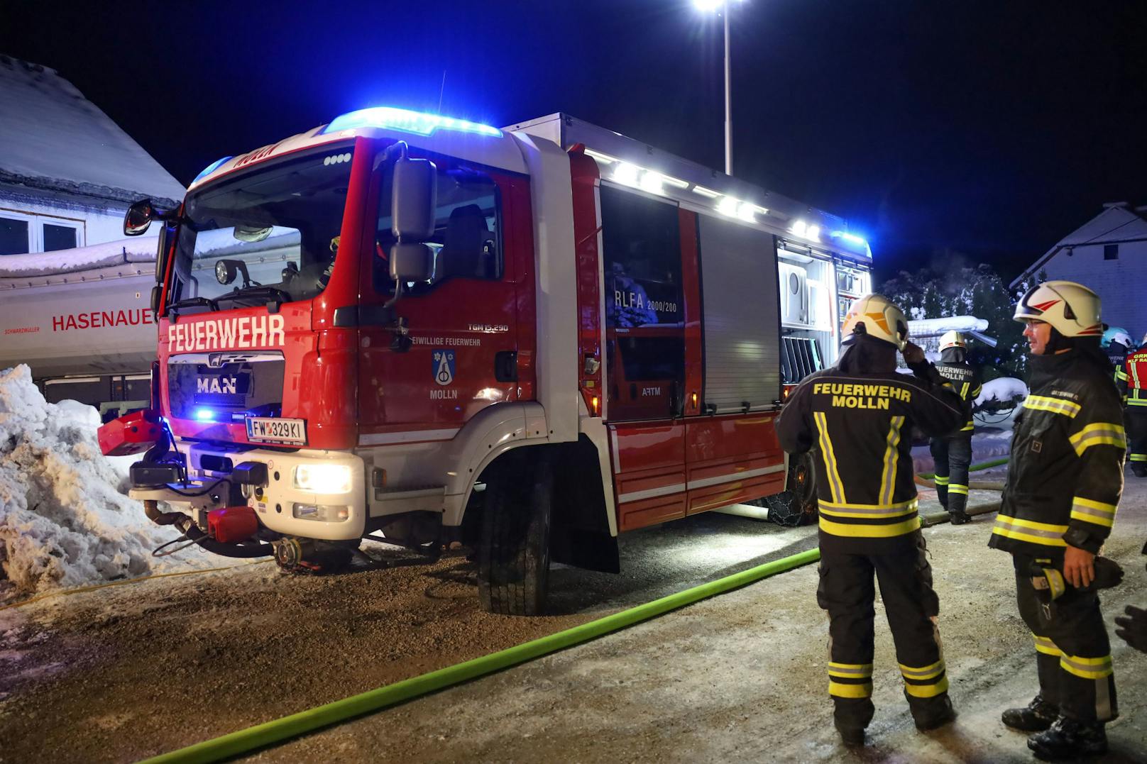 Mehrere Feuerwehren standen am späten Montagabend bei einem Brand im Heizraum einer Firma in Molln (Bezirk Kirchdorf an der Krems) im Einsatz.